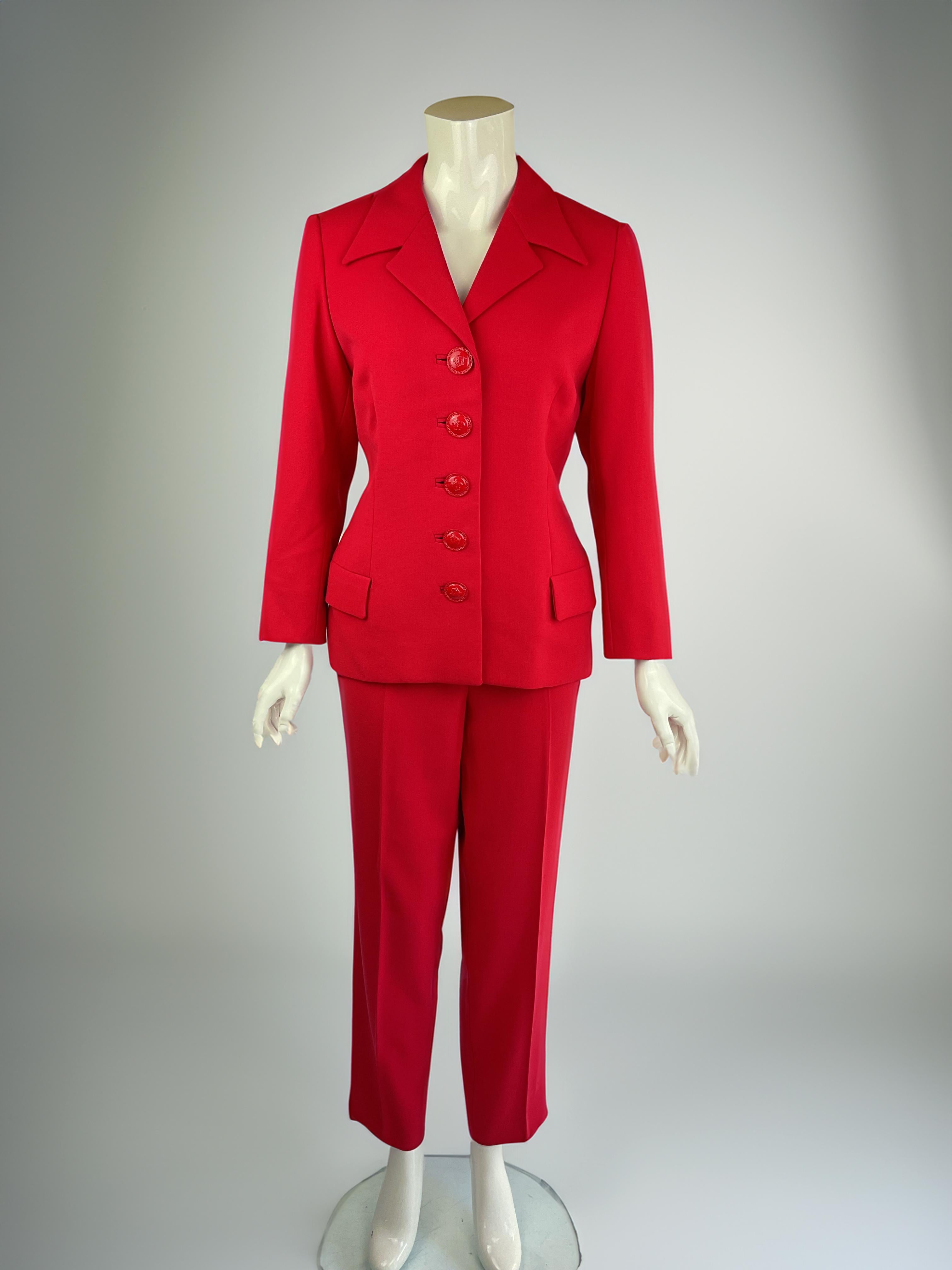 Questo abito rosso di Versace, della collezione Autunno/Inverno 1995, ha conquistato la ribalta su diverse piattaforme. La top model Shalom Harlow ha sfilato per la prima volta in passerella, catturando l'eleganza strutturata e i colori audaci della