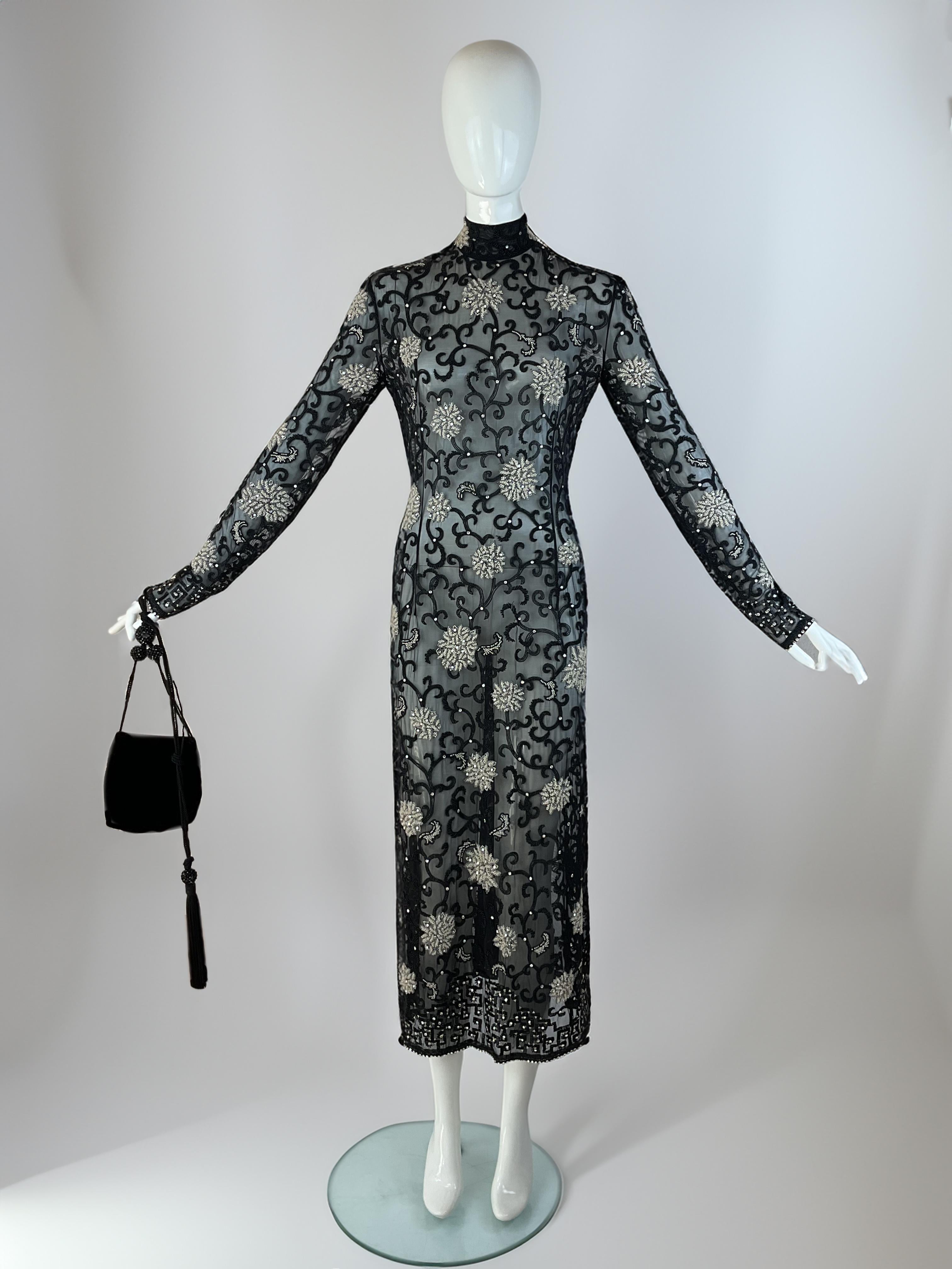 Abito da museo Giorgio Armani Autunno 1995 - Indossato in passerella e su W Magazine - Presentato con borsa originale

Eccezionale e storicamente significativo, questo abito di Giorgio Armani della collezione Autunno 1995 è uno dei capi più iconici