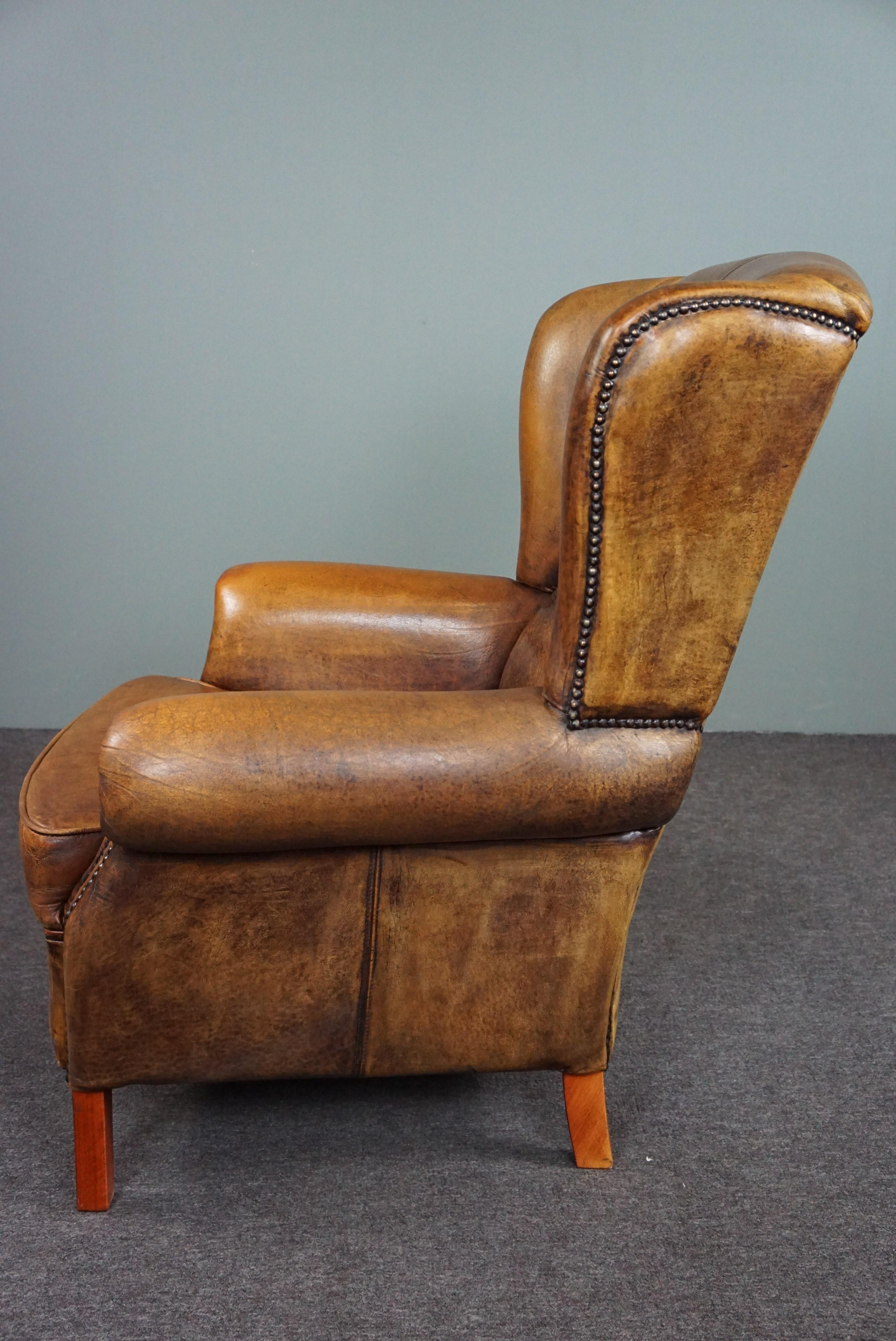 Well-fitting sheepskin leather wing chair In Good Condition For Sale In Harderwijk, NL