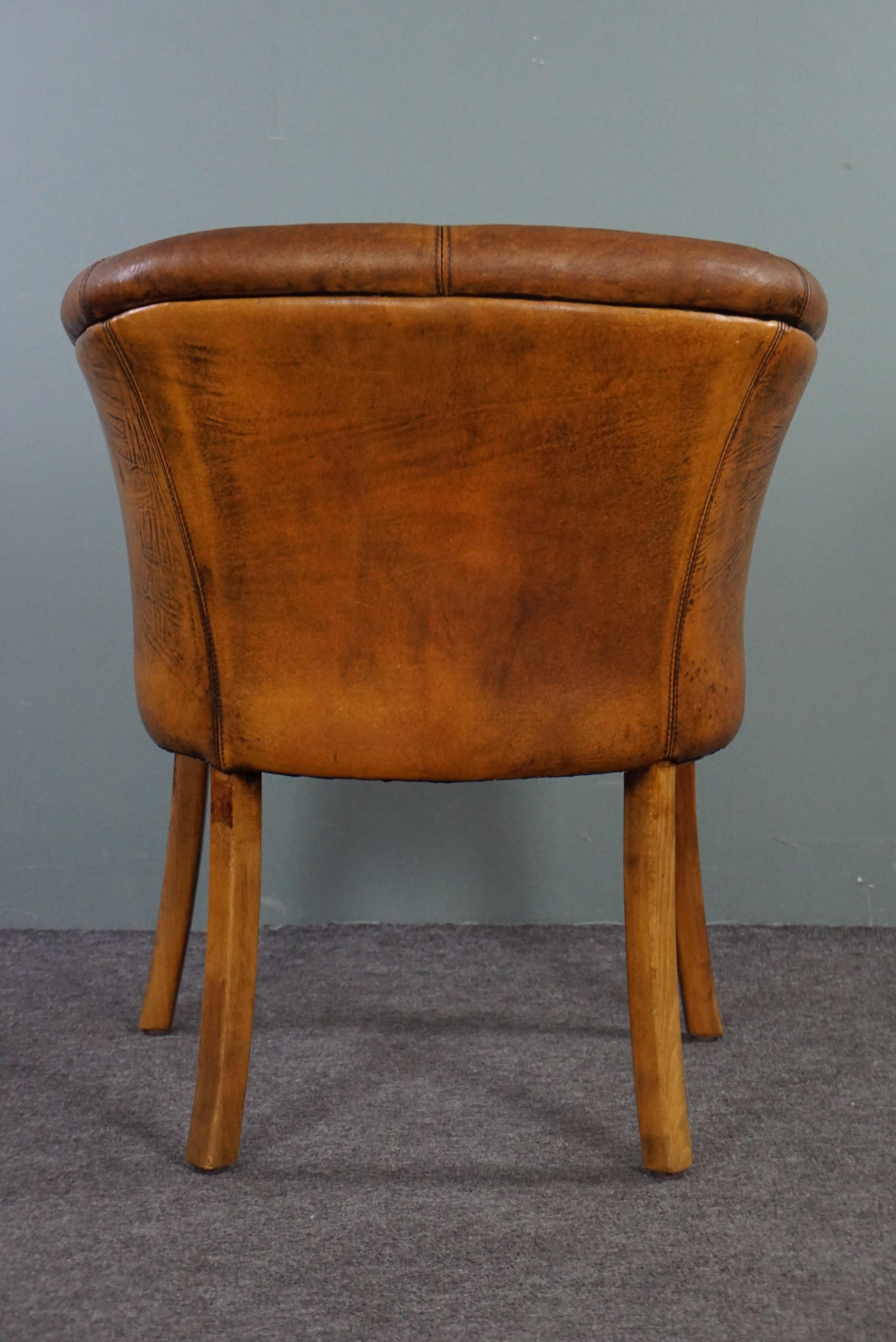 Well-formed sheepskin side table/tub chair In Good Condition For Sale In Harderwijk, NL