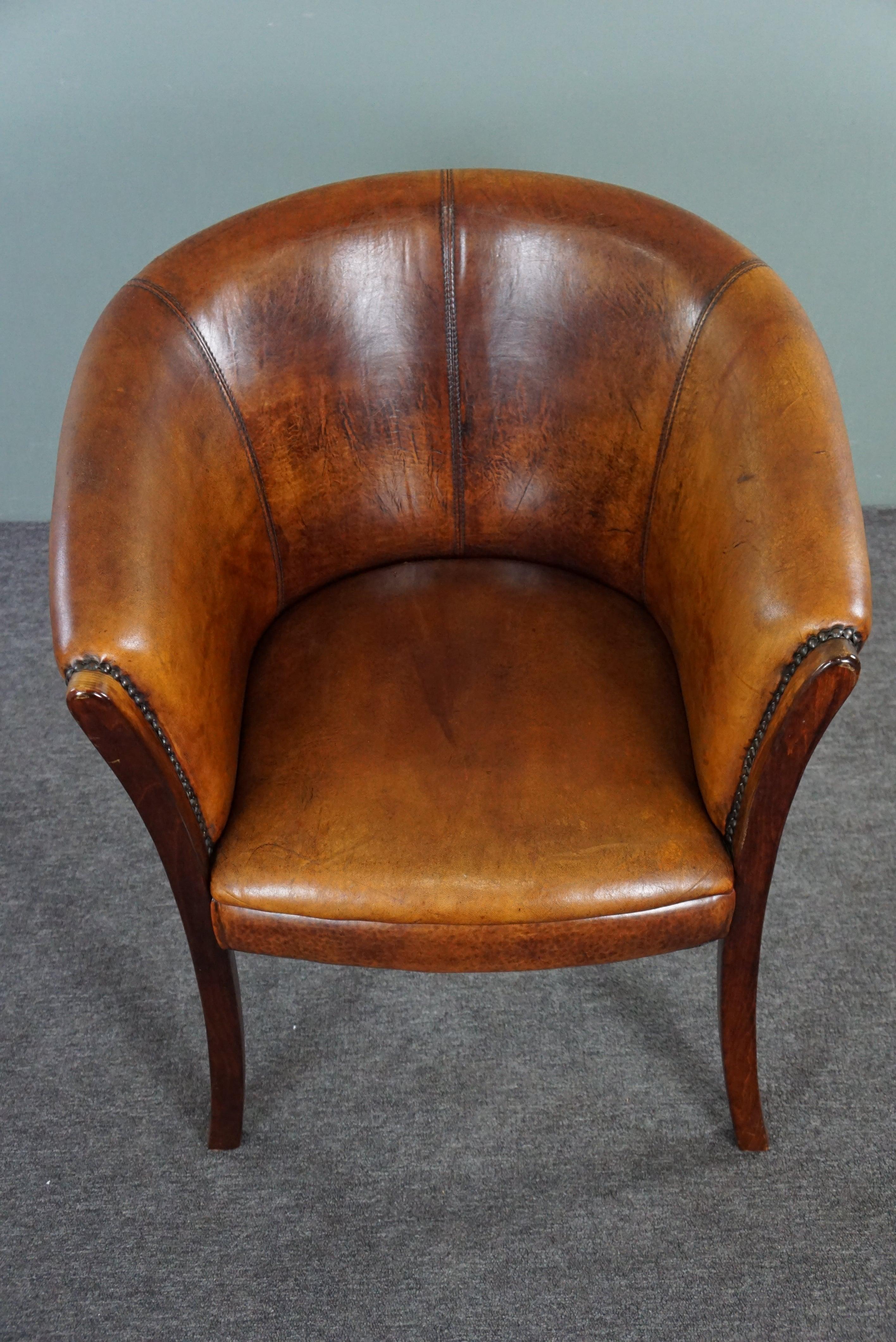 Leather Well-formed sheepskin side table/tub chair For Sale