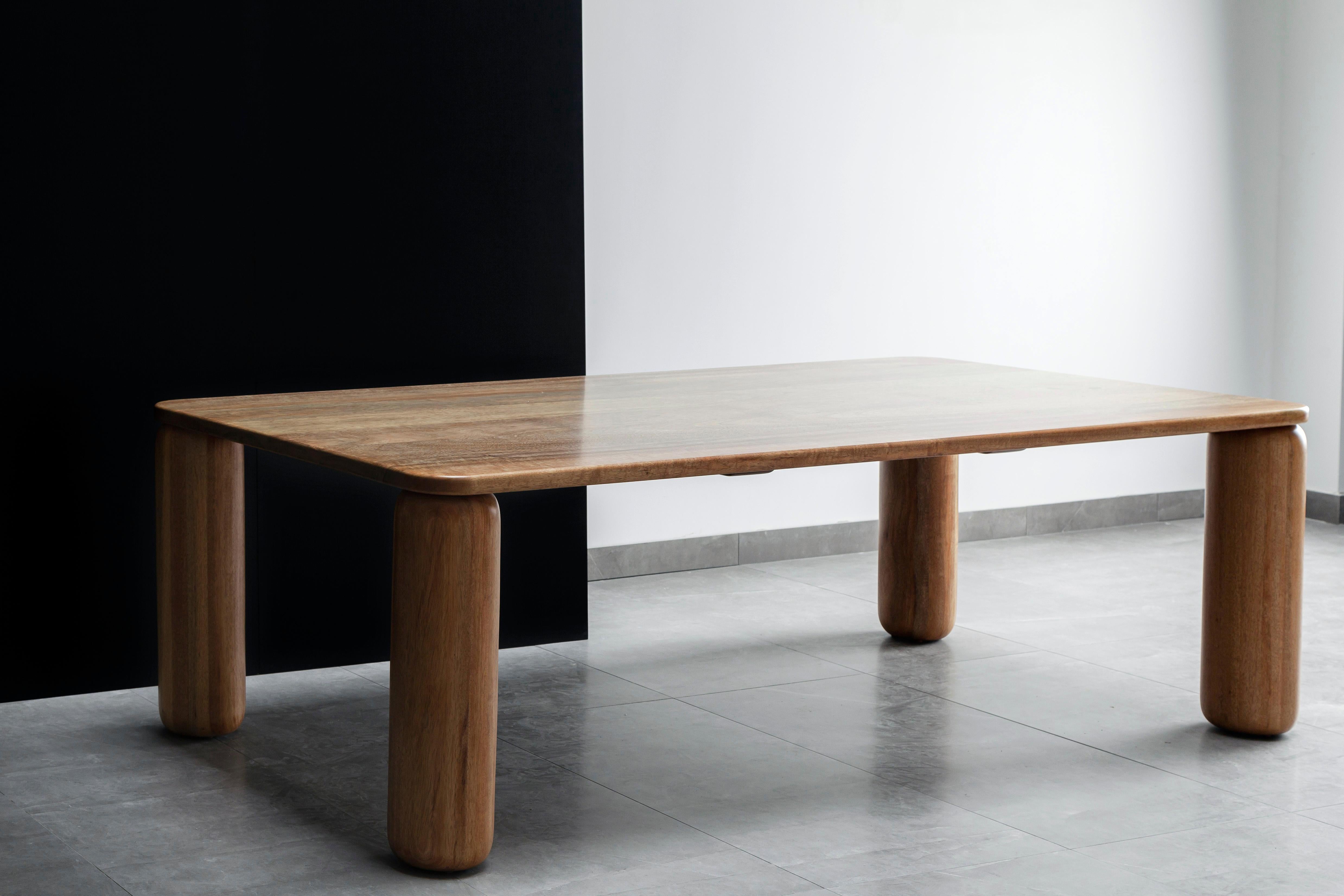 Table de salle à manger bien ancrée par Laluz
Dimensions : L 120 x P 240 x H 75 cm
MATERIAL : Bronze, polyuréthane.
Poids : 130 kg.

LaLuz Design/One est une jeune entreprise dynamique spécialisée dans la production d'abat-jour et de lampes uniques