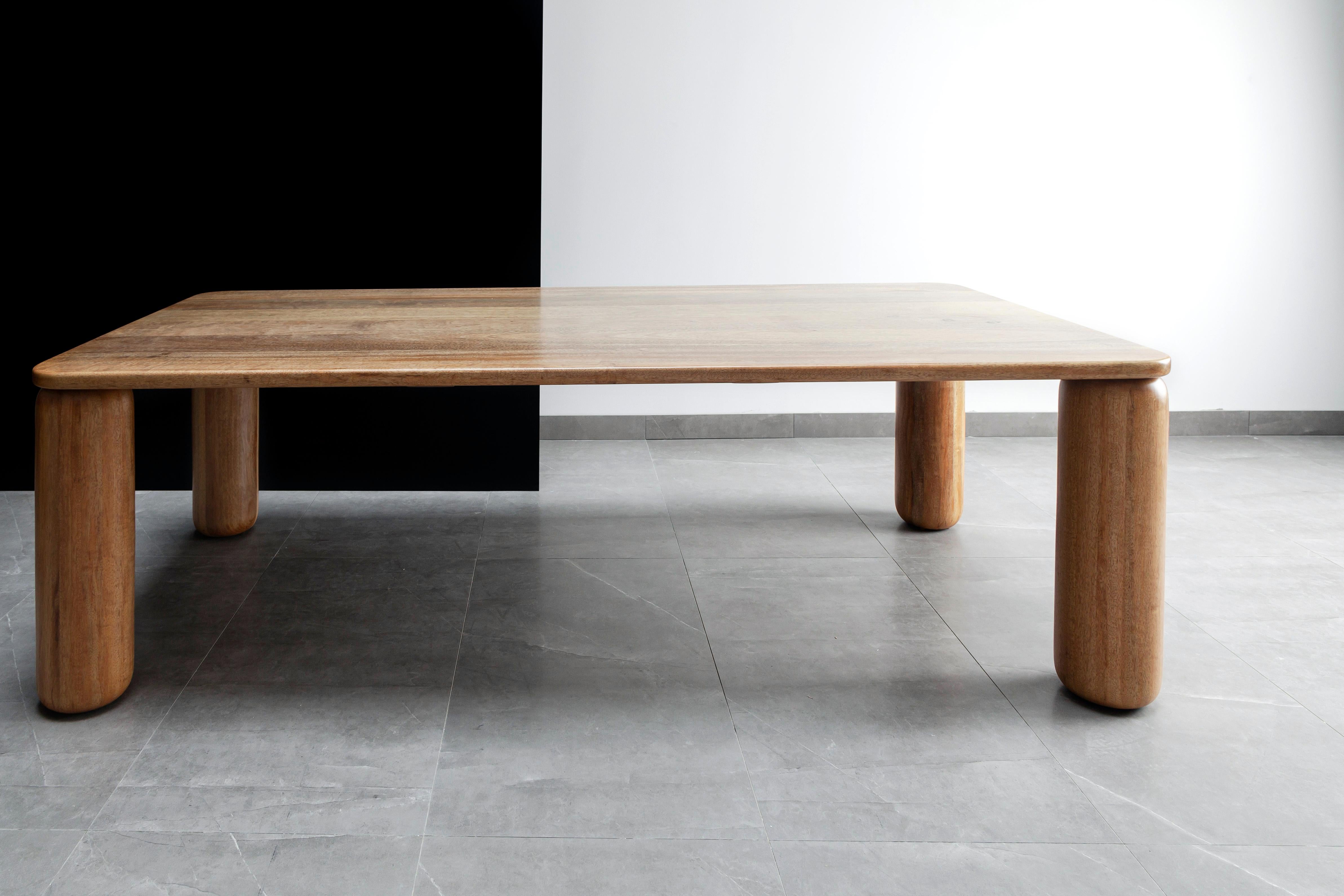 Postmoderne Table de salle à manger bien ancrée par Laluz en vente