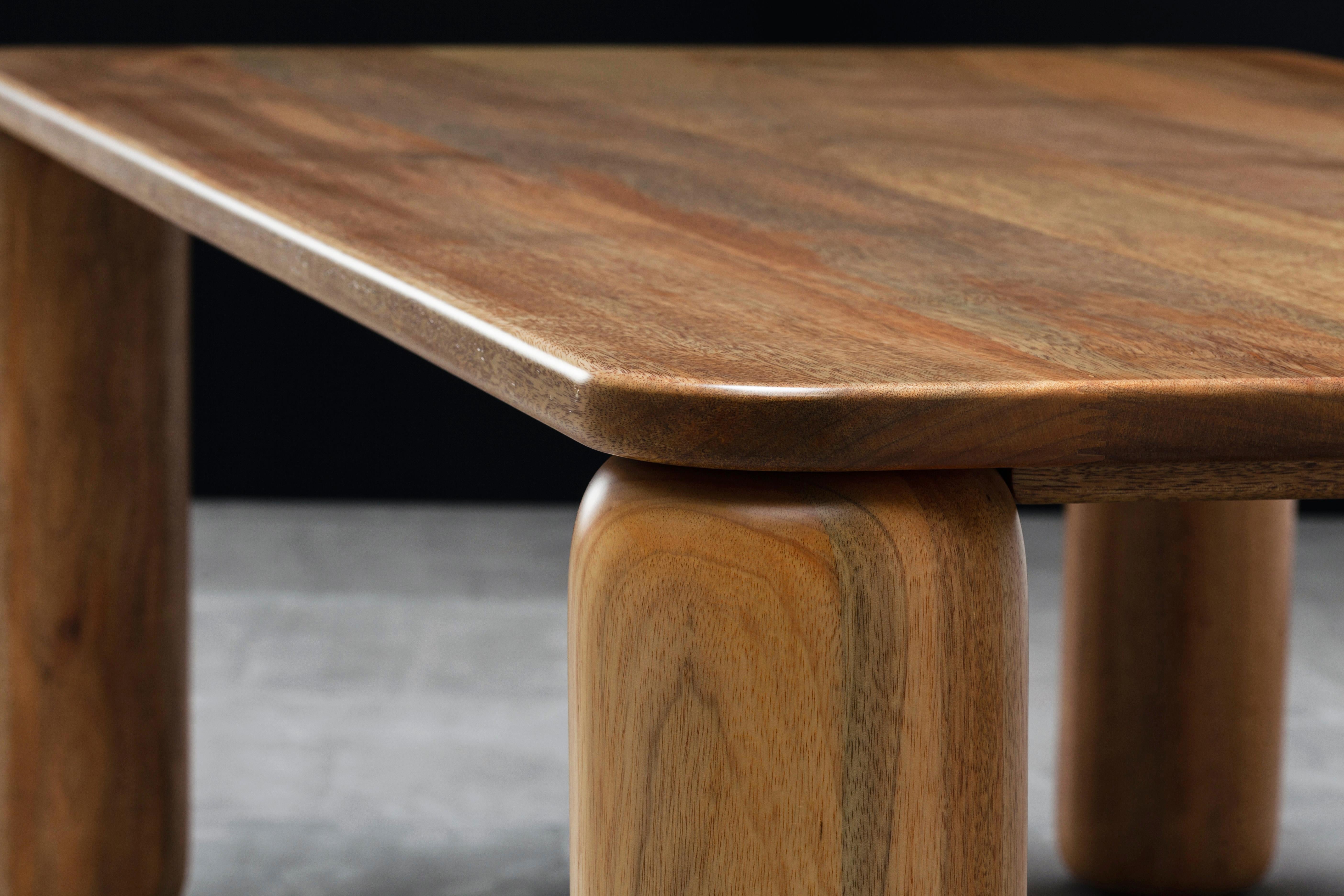 Bronze Table de salle à manger bien ancrée par Laluz en vente