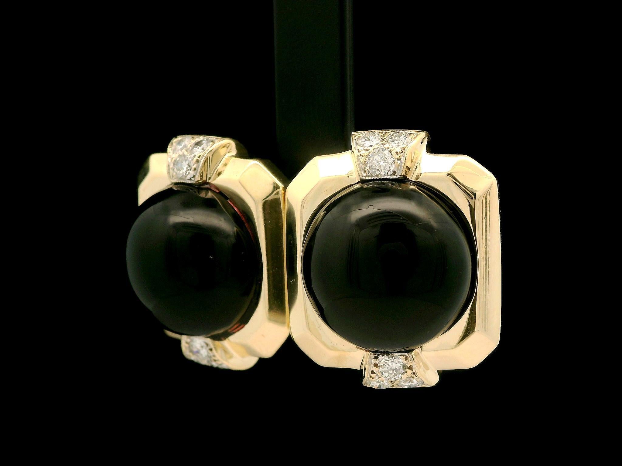 Cabochon Orecchino a bottone Well Made in oro giallo 14k con onice nero tondo grande e diamanti in vendita
