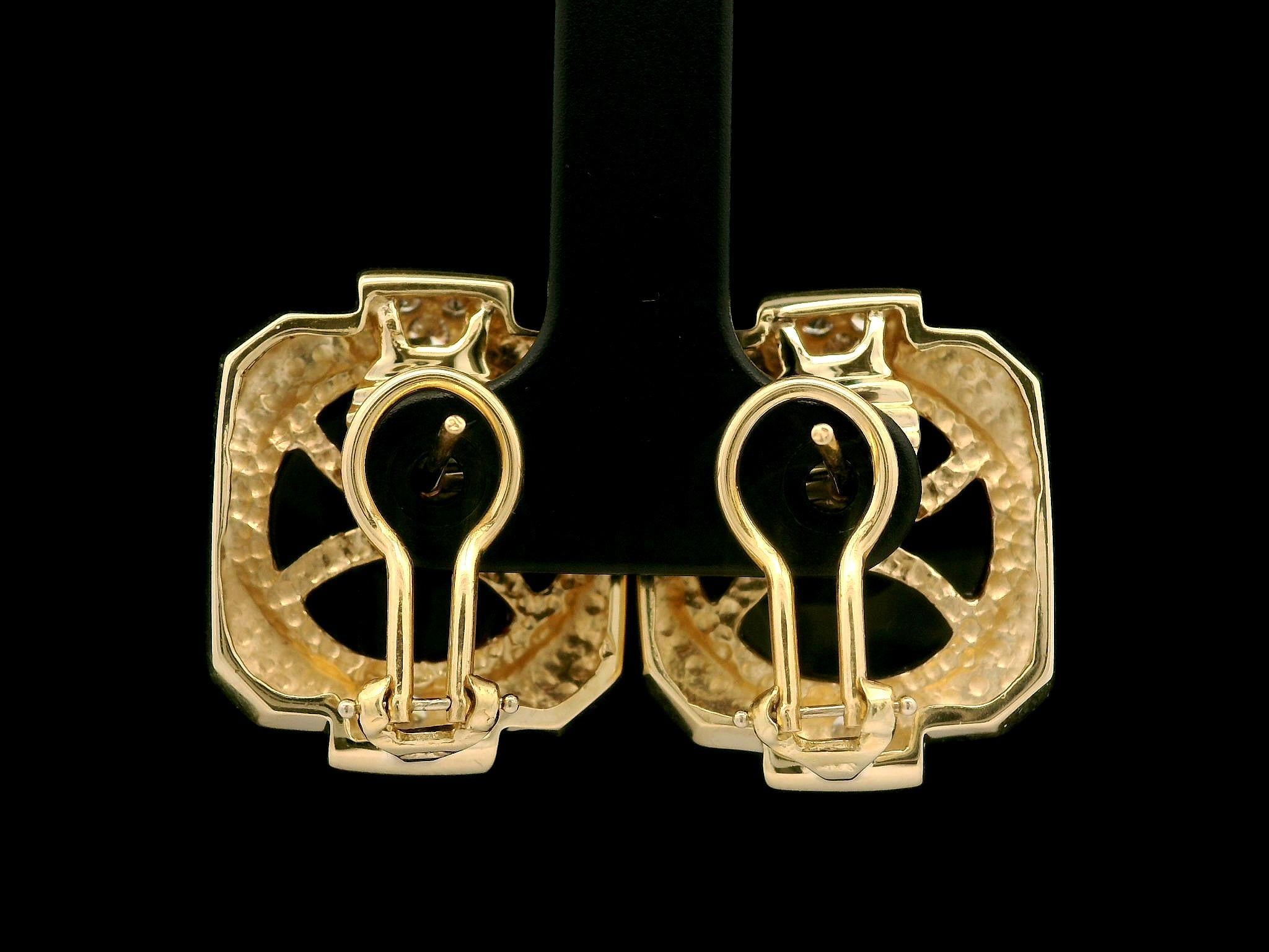 Orecchino a bottone Well Made in oro giallo 14k con onice nero tondo grande e diamanti In condizioni ottime in vendita a Montclair, NJ