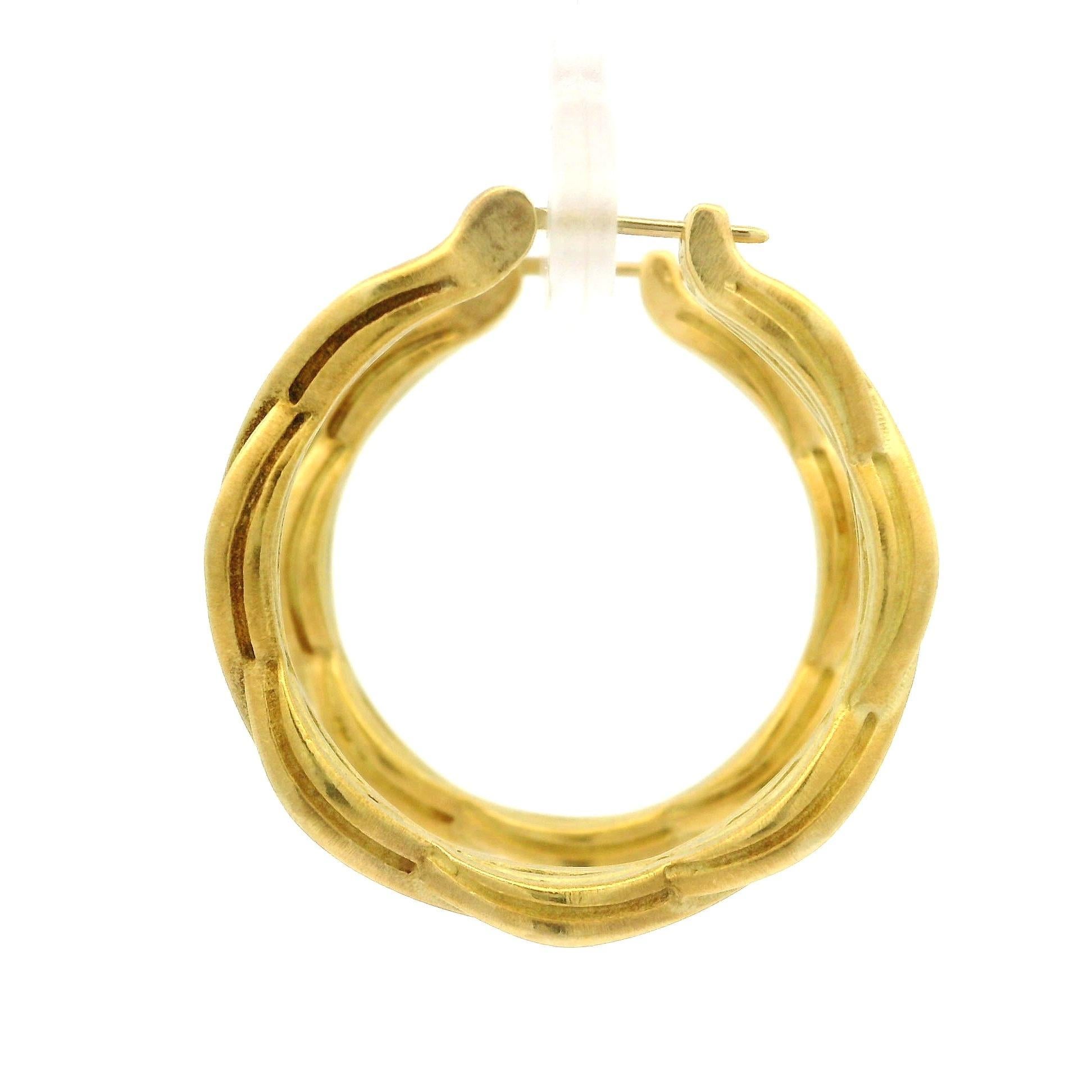Materiale: Oro giallo massiccio 18 carati 
Peso: 15,28 grammi
Fondello: Pali con chiusura a scatto (è necessario avere le orecchie forate)
Larghezza complessiva: 27,5 mm (1