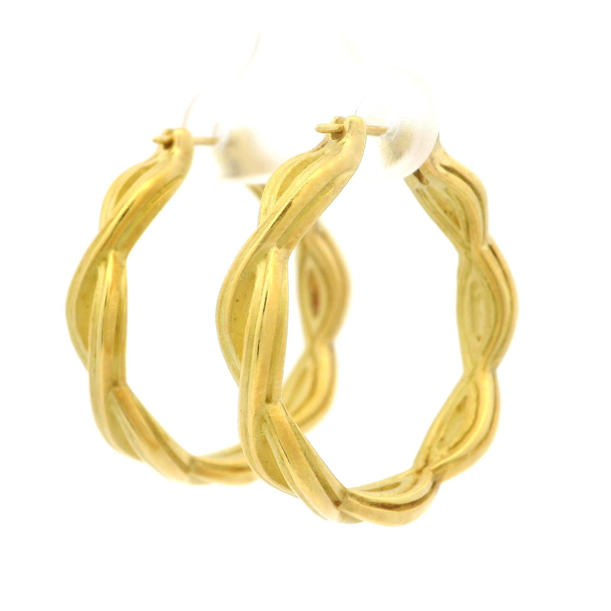 Orecchini a cerchio intrecciati Well Made in oro giallo 18 carati da 27,5 mm con finitura opaca In condizioni ottime in vendita a Montclair, NJ