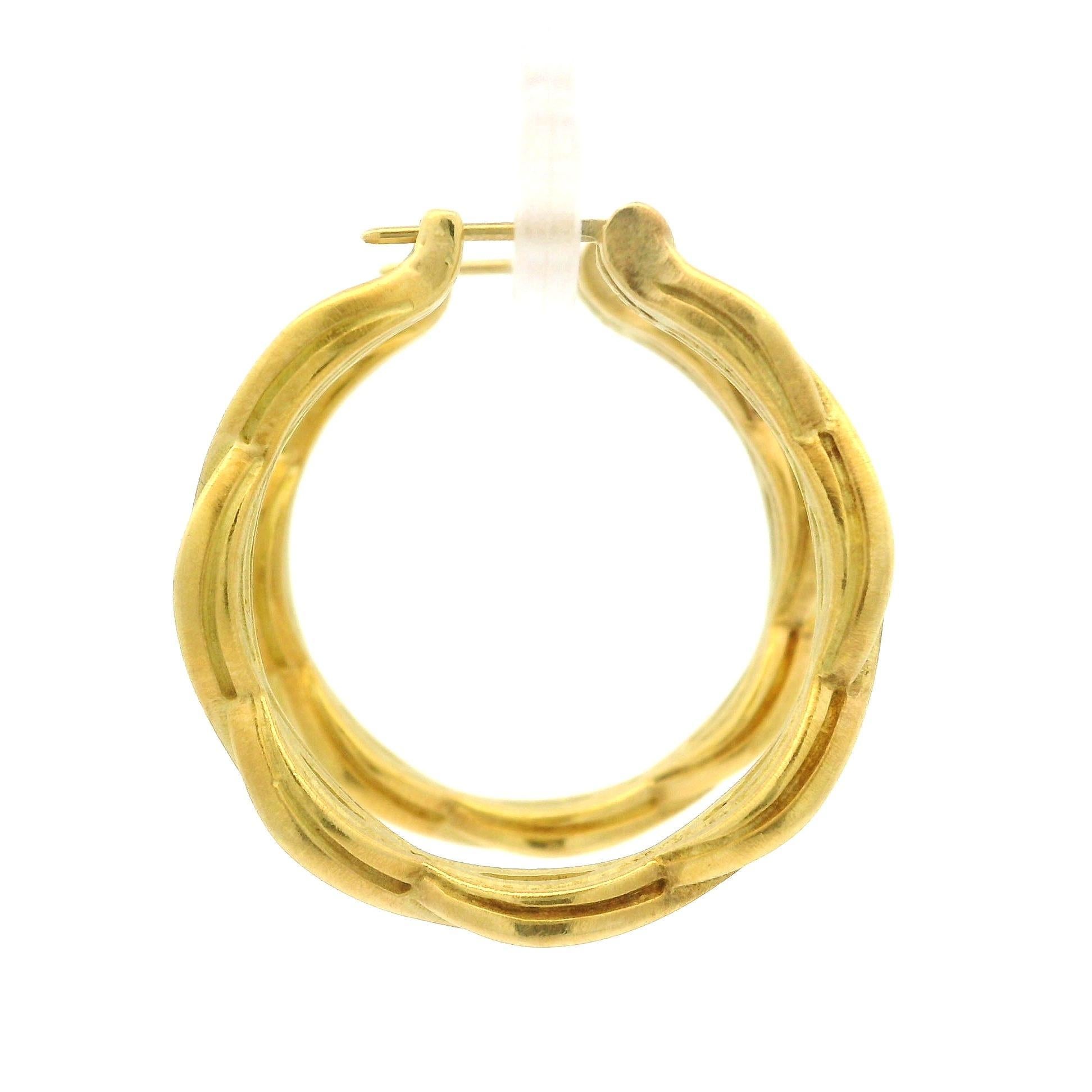 Donna Orecchini a cerchio intrecciati Well Made in oro giallo 18 carati da 27,5 mm con finitura opaca in vendita