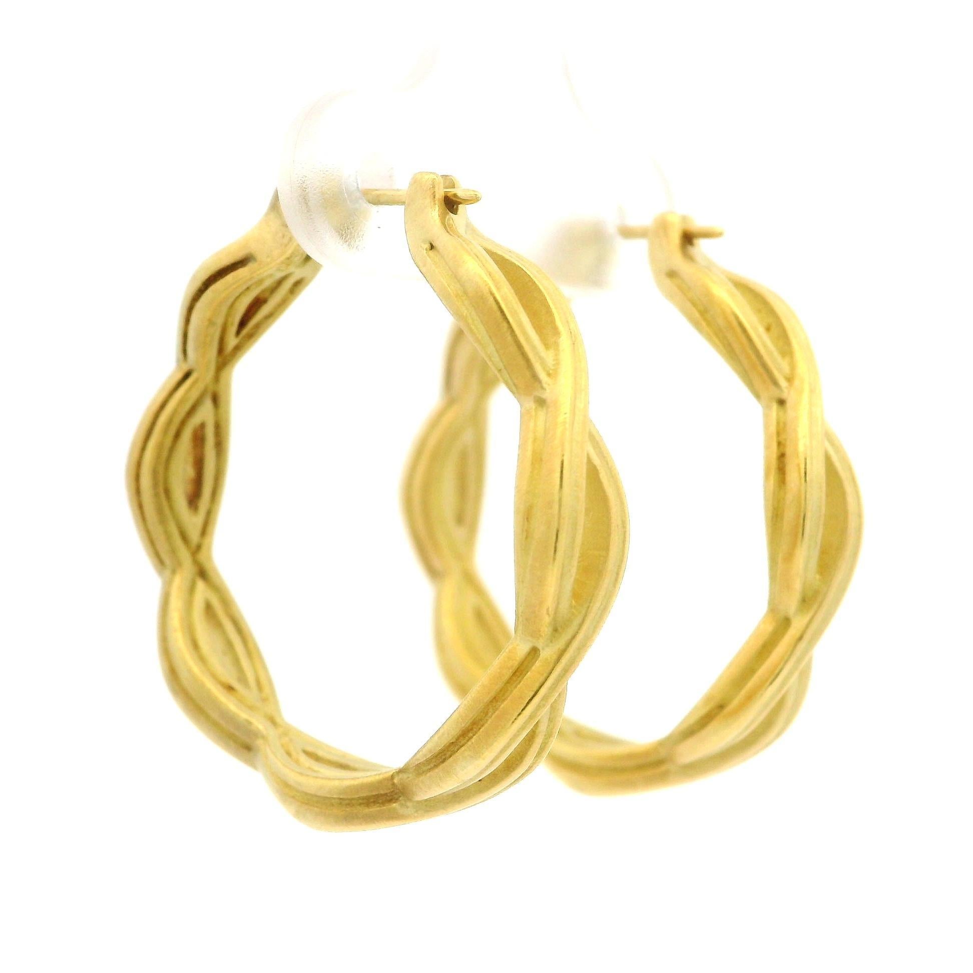 Orecchini a cerchio intrecciati Well Made in oro giallo 18 carati da 27,5 mm con finitura opaca in vendita 4