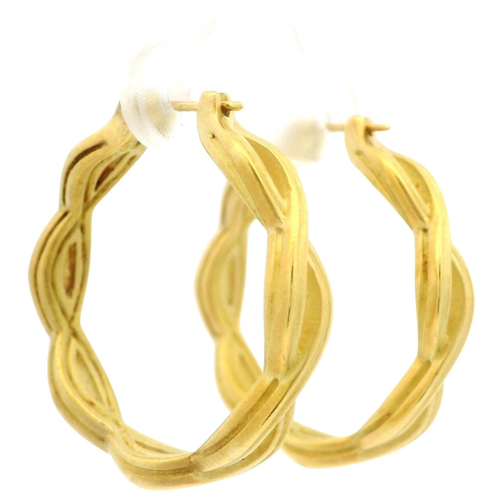 Orecchini a cerchio intrecciati Well Made in oro giallo 18 carati da 27,5 mm con finitura opaca in vendita