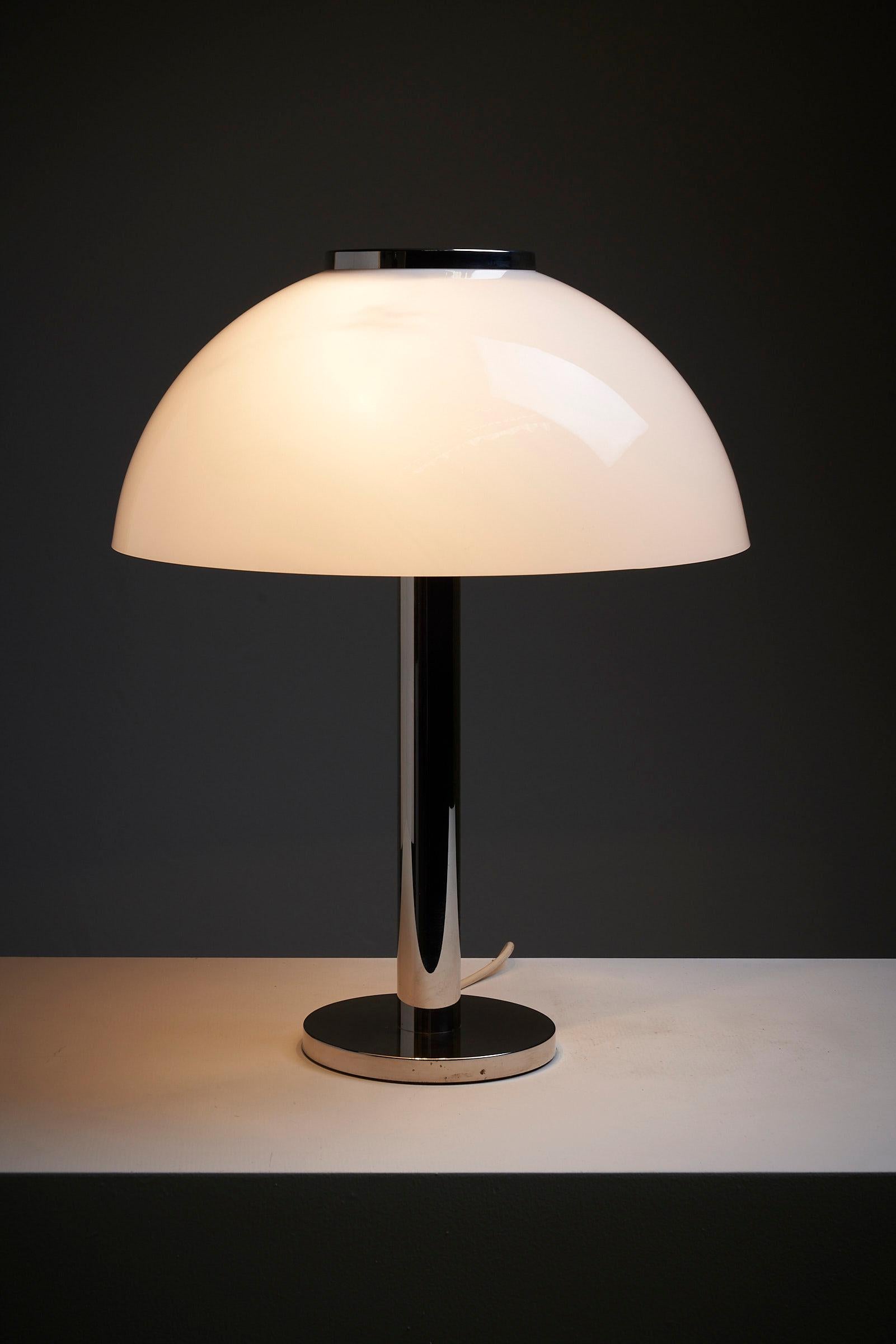 Allemand Lampe de bureau champignon allemande bien faite à base chromée et abat-jour en plexiglas, Beisl Leuchte en vente