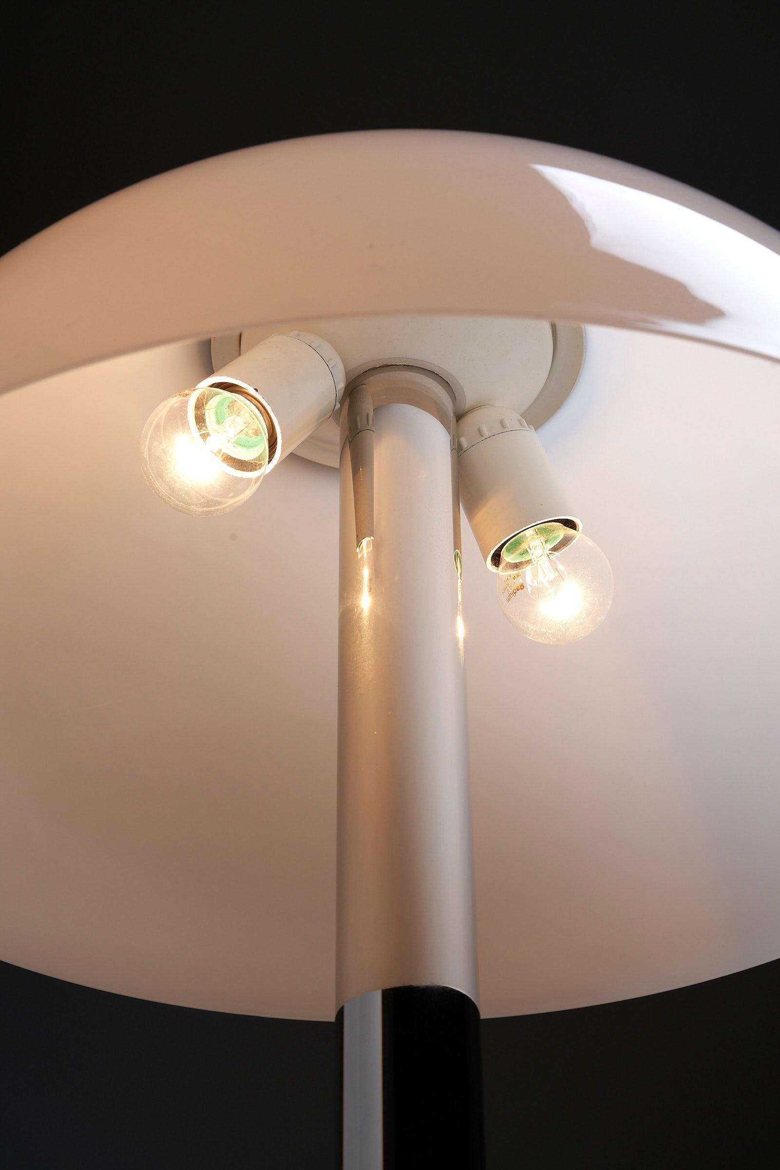 Lampe de bureau champignon allemande bien faite à base chromée et abat-jour en plexiglas, Beisl Leuchte Bon état - En vente à Mortsel, BE