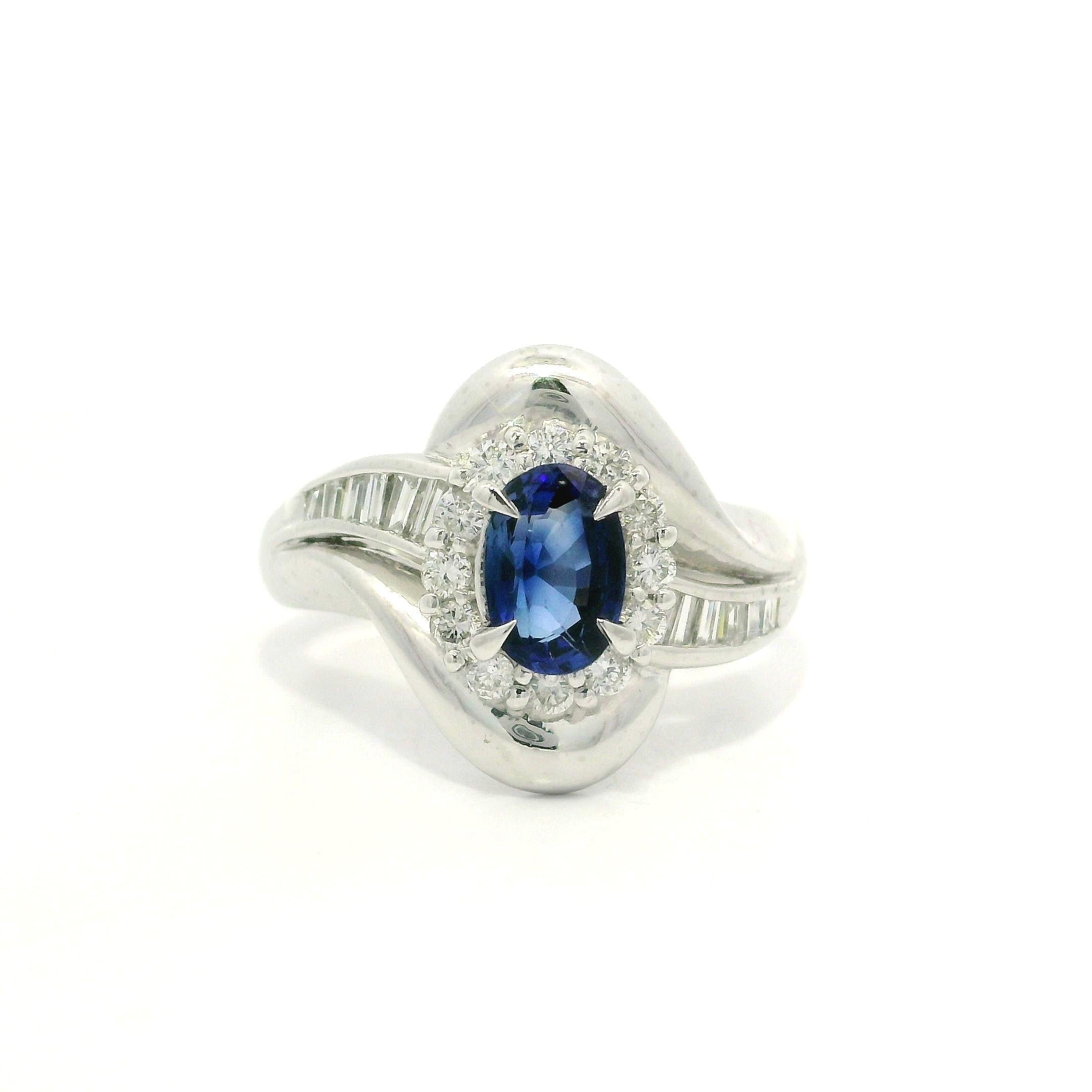 Well Made Solid Platin 1,61ctw Oval Blauer Saphir w / Diamant Cocktail-Ring im Angebot 8