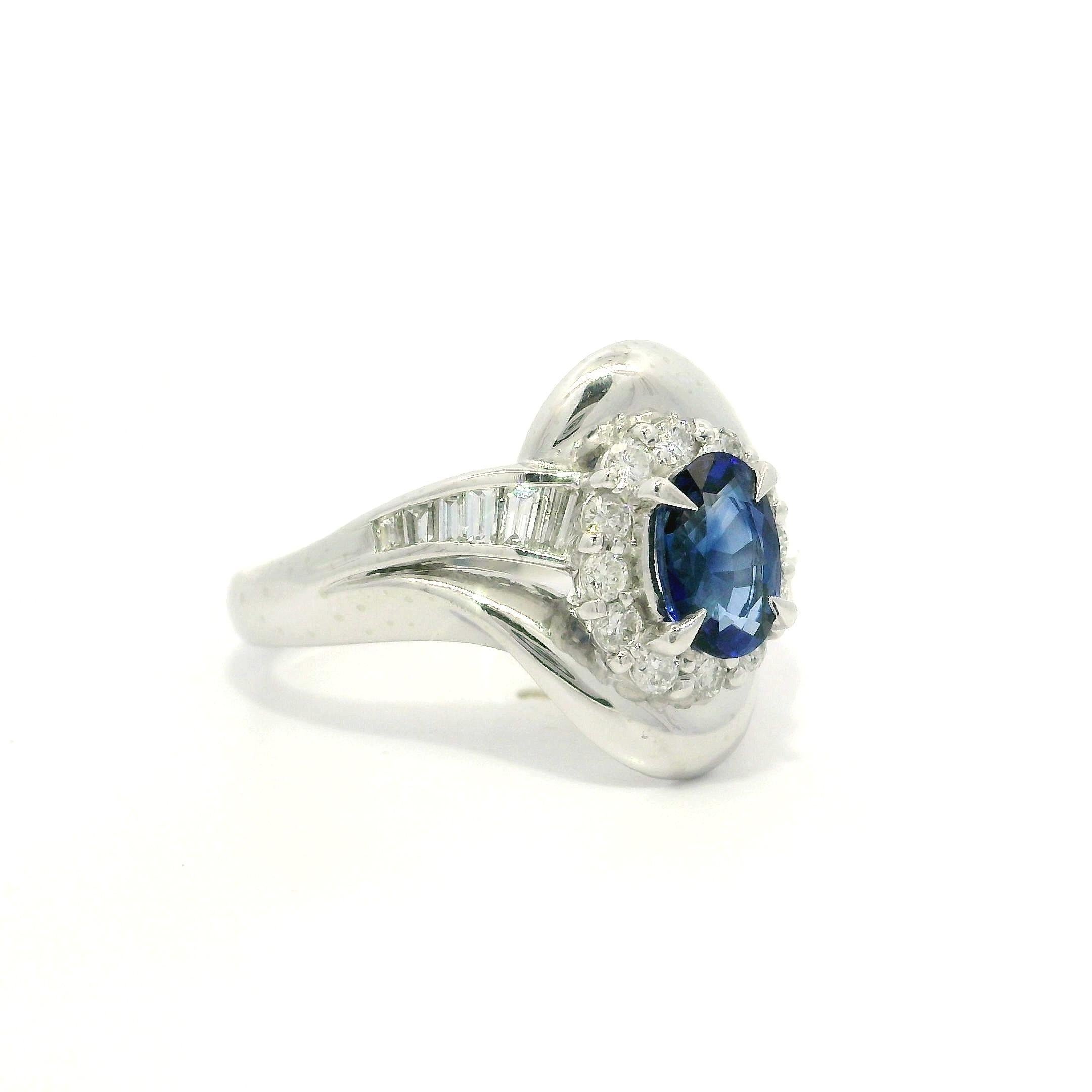 Well Made Solid Platin 1,61ctw Oval Blauer Saphir w / Diamant Cocktail-Ring im Angebot 9