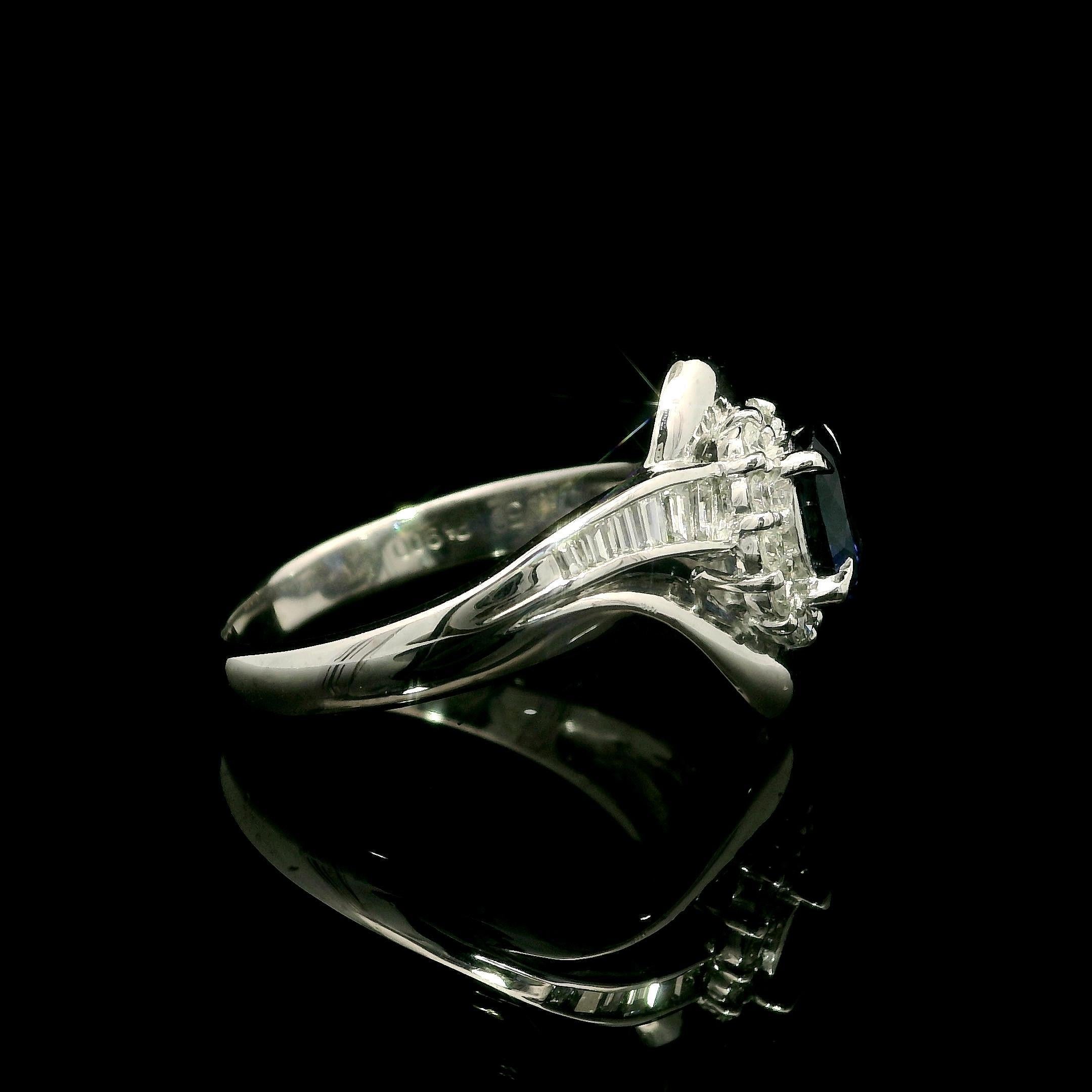 Well Made Solid Platin 1,61ctw Oval Blauer Saphir w / Diamant Cocktail-Ring (Ovalschliff) im Angebot