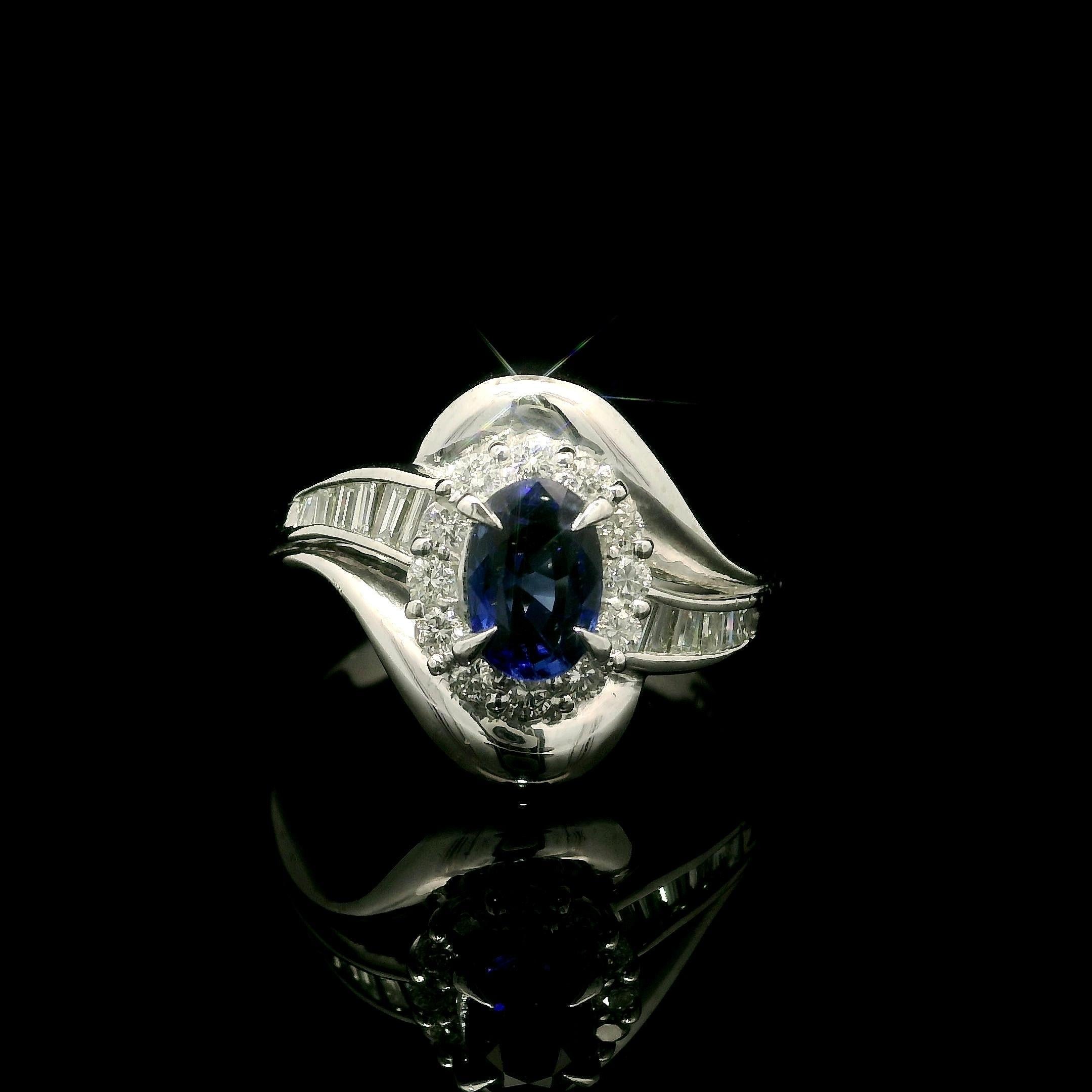 Well Made Solid Platin 1,61ctw Oval Blauer Saphir w / Diamant Cocktail-Ring im Zustand „Hervorragend“ im Angebot in Montclair, NJ