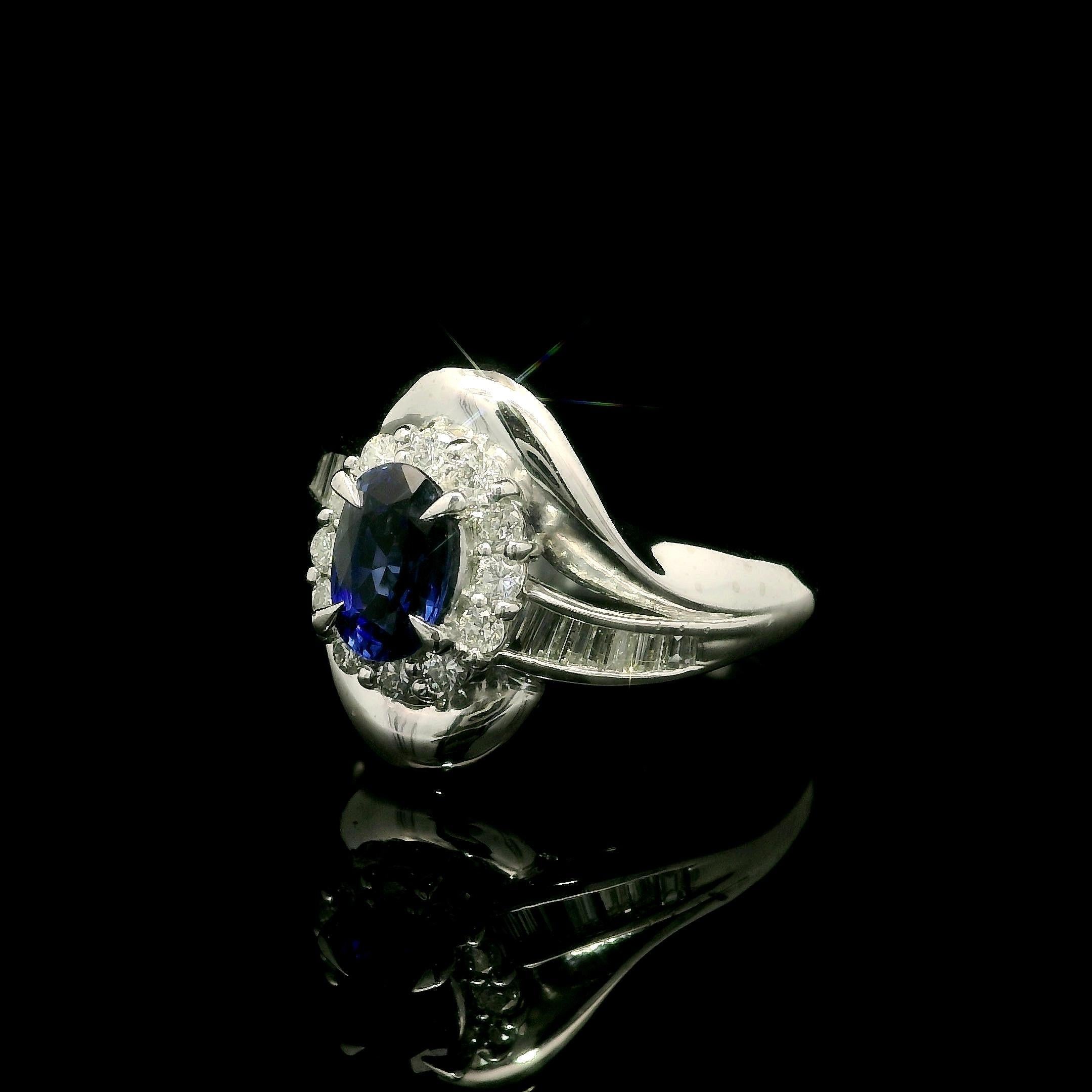 Well Made Solid Platin 1,61ctw Oval Blauer Saphir w / Diamant Cocktail-Ring Damen im Angebot