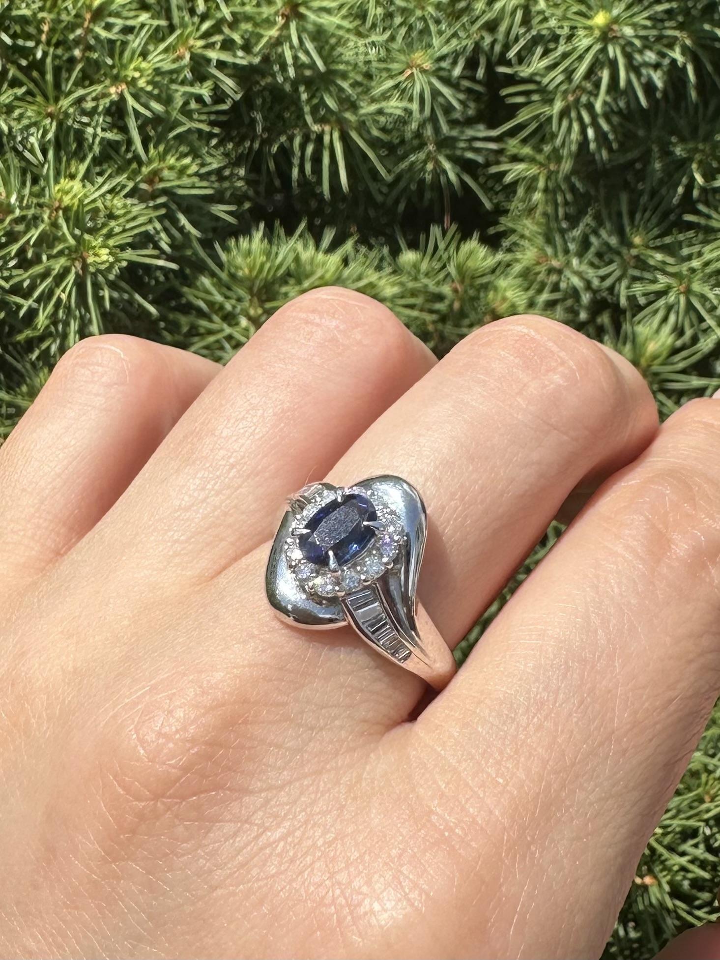 Well Made Solid Platin 1,61ctw Oval Blauer Saphir w / Diamant Cocktail-Ring im Angebot 2