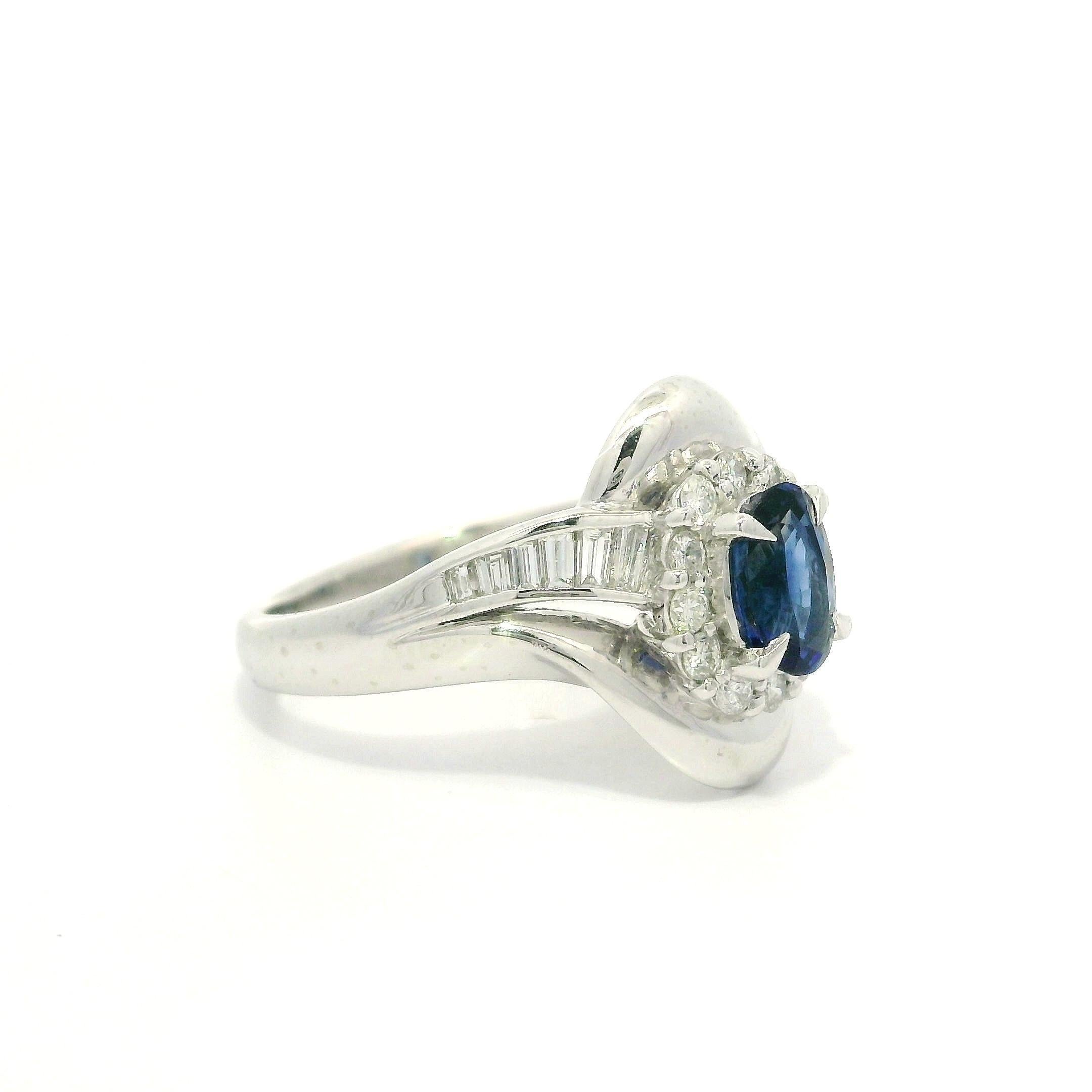 Well Made Solid Platin 1,61ctw Oval Blauer Saphir w / Diamant Cocktail-Ring im Angebot 3