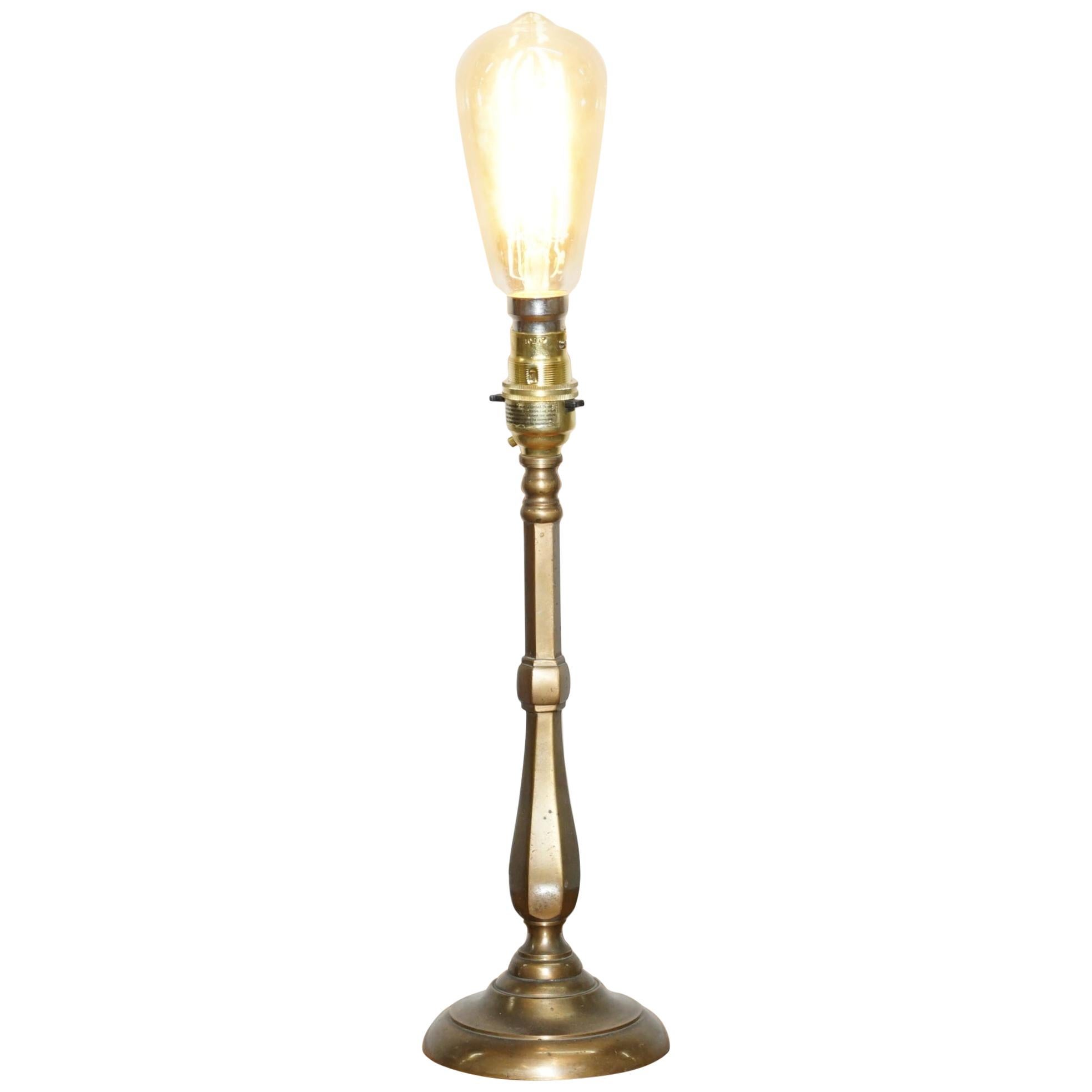 Gut gearbeitete, vollständig restaurierte Vintage-Tisch-Kerzenleuchterlampe aus Bronze, neu mit Kabel, Etc