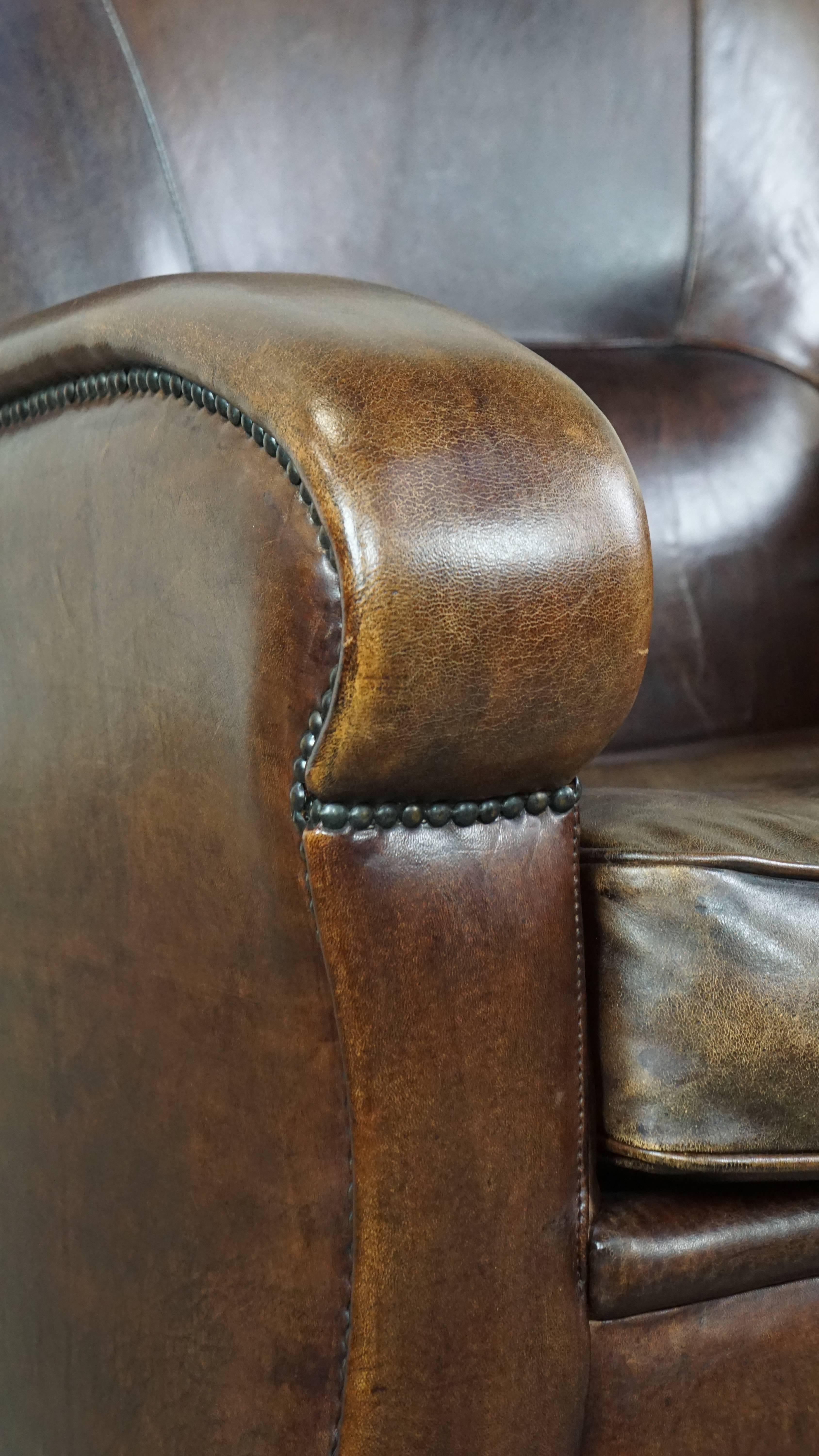 Poltrona in pelle di pecora scura ben curata e confortevole con forme arrotondate in vendita 5