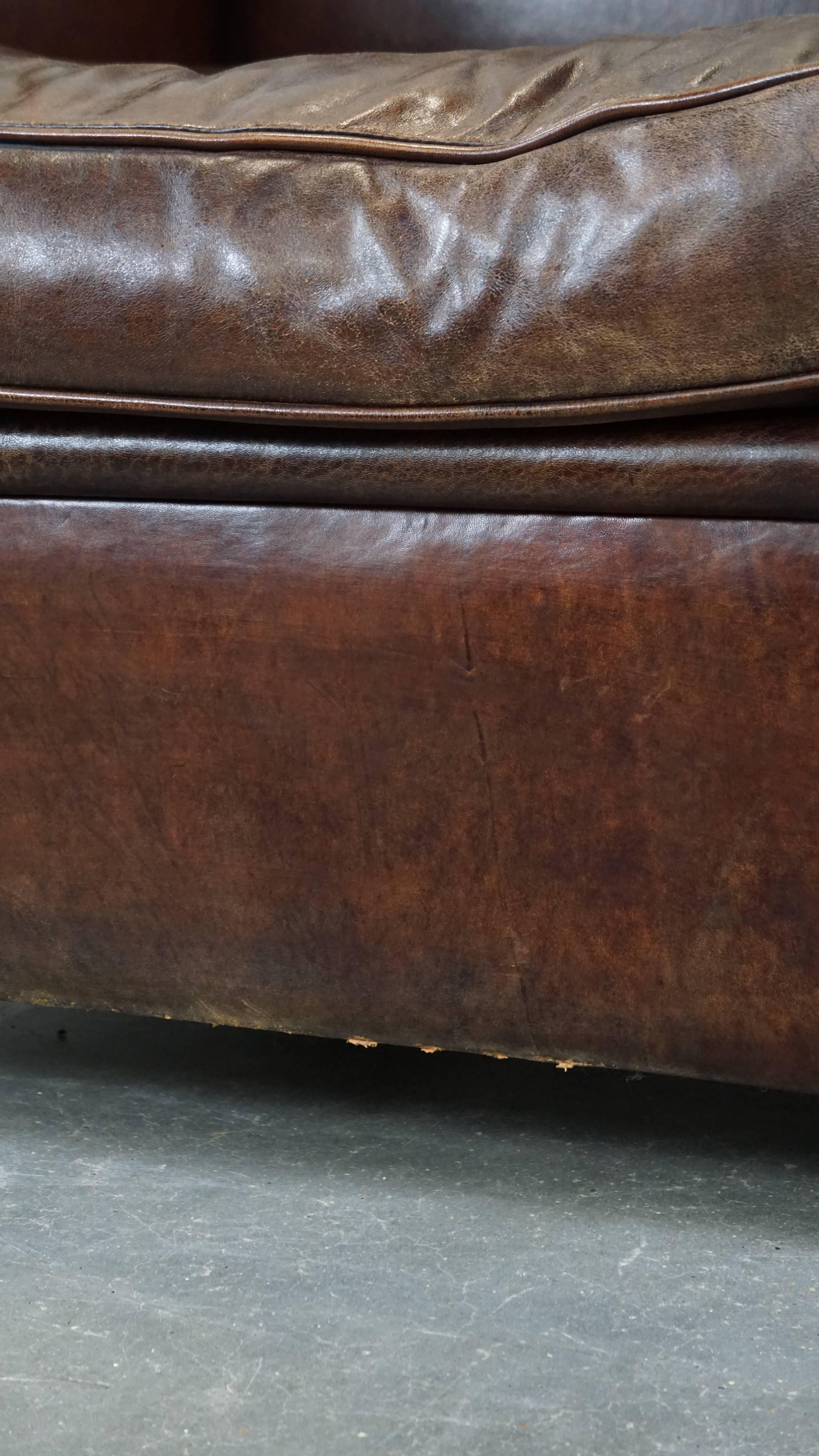 Poltrona in pelle di pecora scura ben curata e confortevole con forme arrotondate in vendita 6