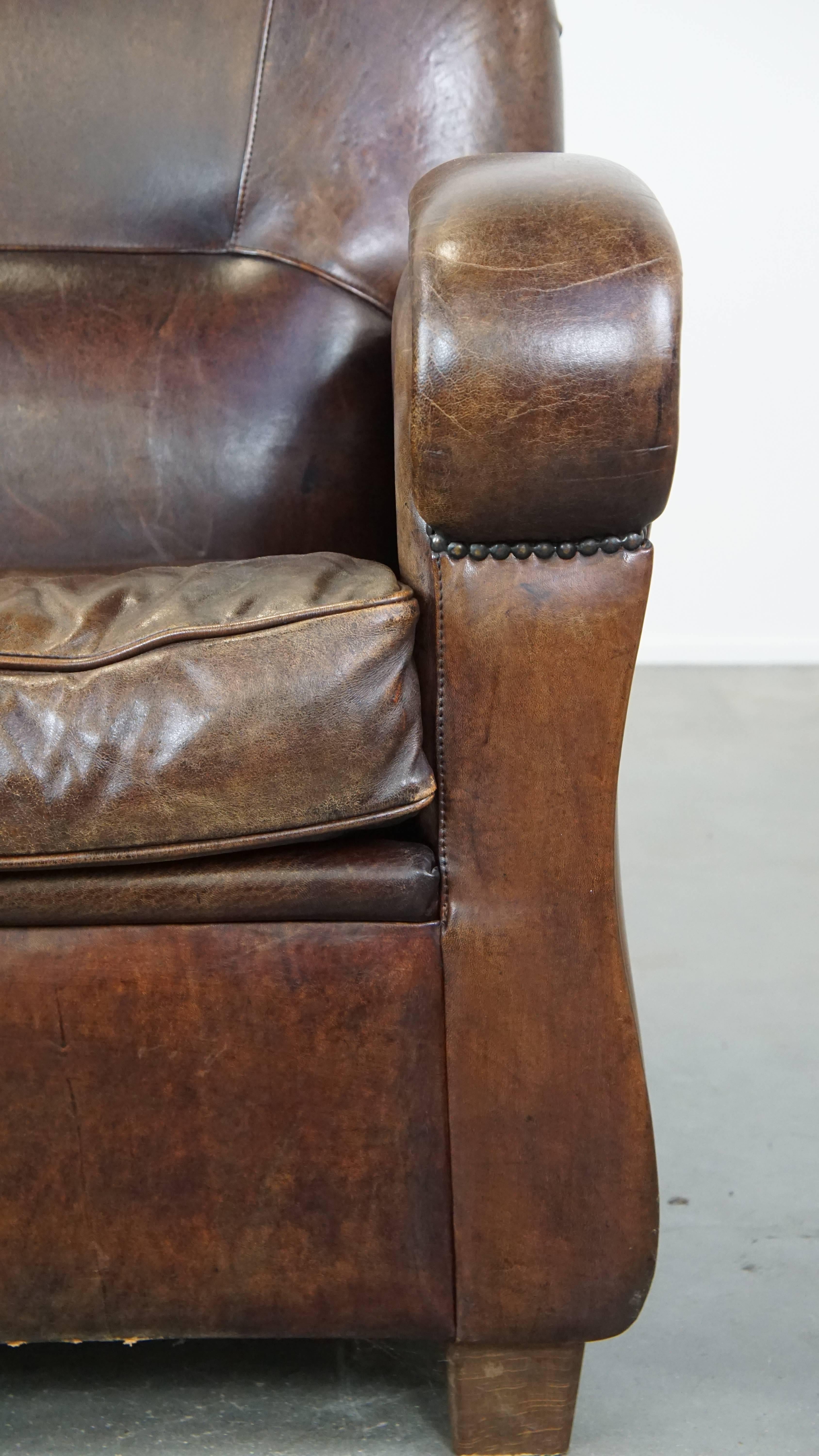 Poltrona in pelle di pecora scura ben curata e confortevole con forme arrotondate in vendita 7