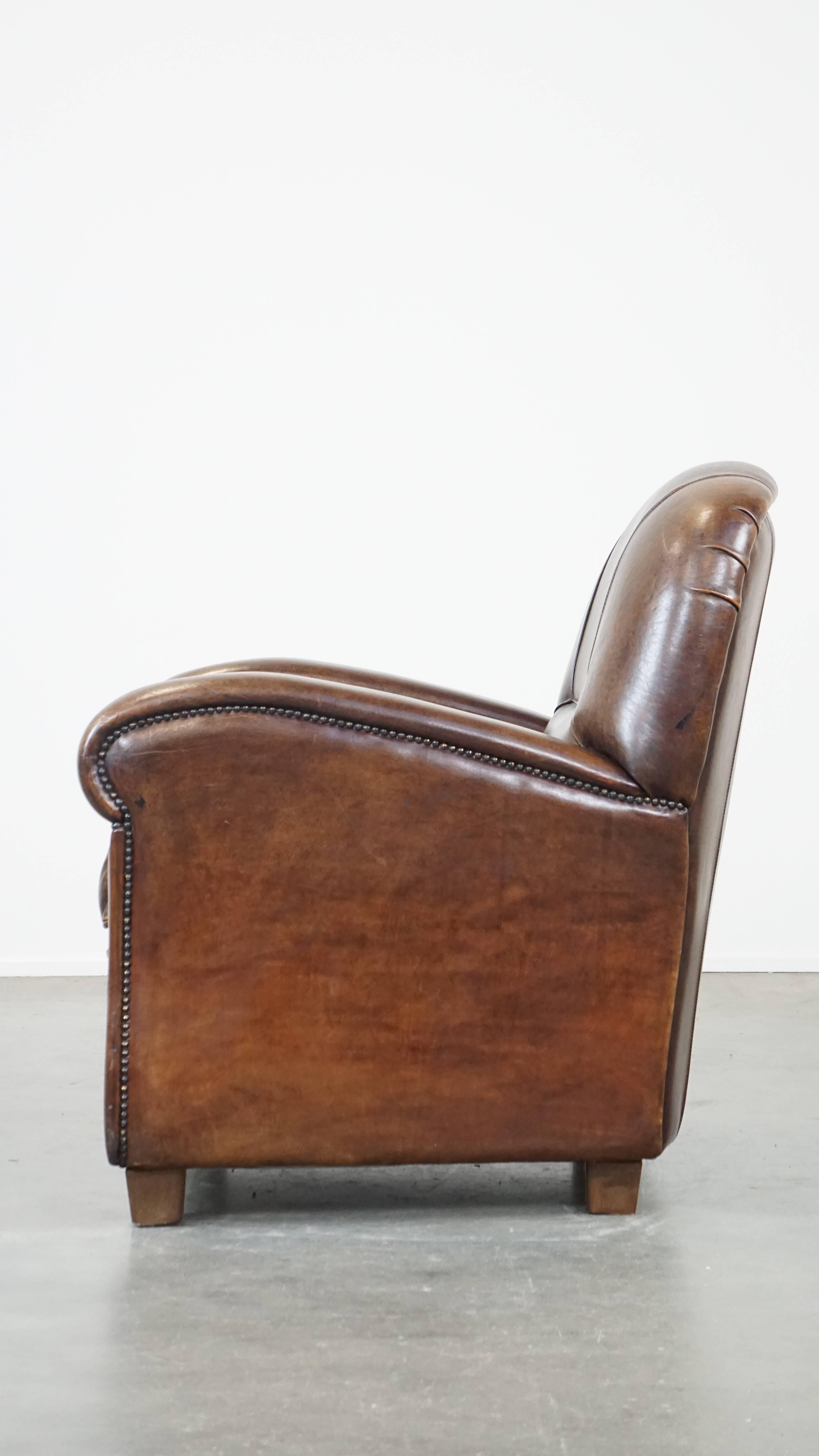 XX secolo Poltrona in pelle di pecora scura ben curata e confortevole con forme arrotondate in vendita