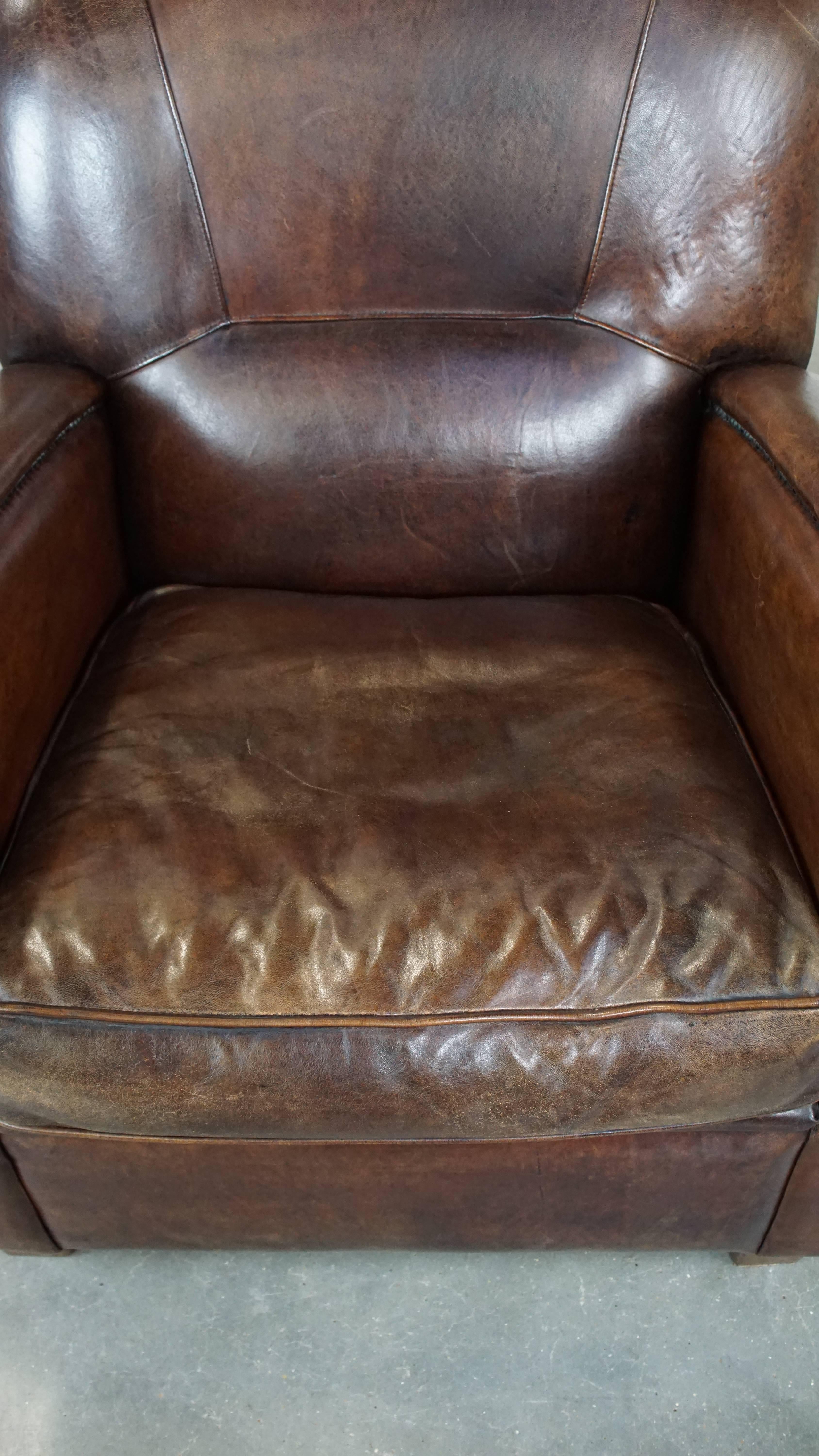 Montone Poltrona in pelle di pecora scura ben curata e confortevole con forme arrotondate in vendita