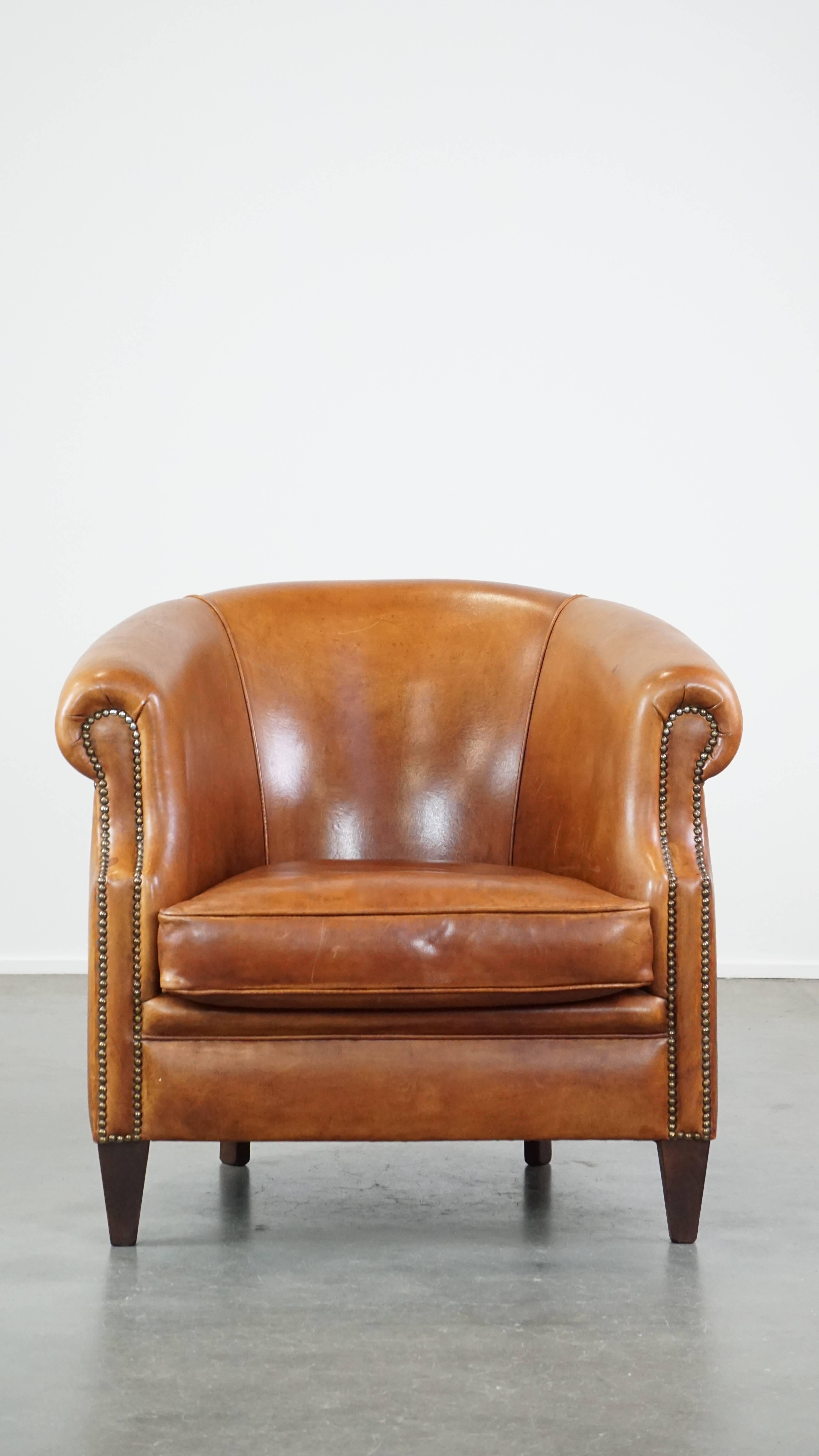 This well-maintained sheepskin club armchair is, in our opinion, a must-have in any interior. It is properly finished with decorative nails and has a pleasant, calm, and solid appearance. The armchair comes with a loose seat cushion and offers great