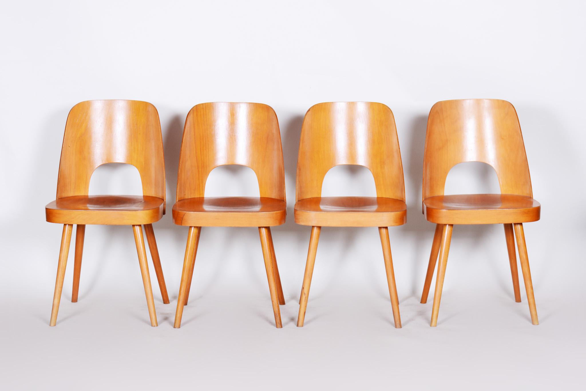 Czech midcentury chairs, 4 pieces.
Material: Beech
Period: 1950-1959
Original preserved condition
Made by architect Oswald Haerdtl.