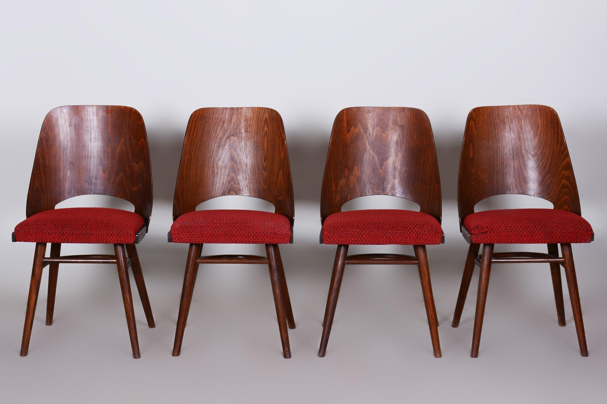 Chaises tchèques du milieu du siècle, 4 pièces.
Matériau : Hêtre
Période : 1950-1959

État d'origine bien préservé
Construction stable.
Tissu d'origine nettoyé par des professionnels.

Réalisé par l'architecte Oswald Haerdtl.
