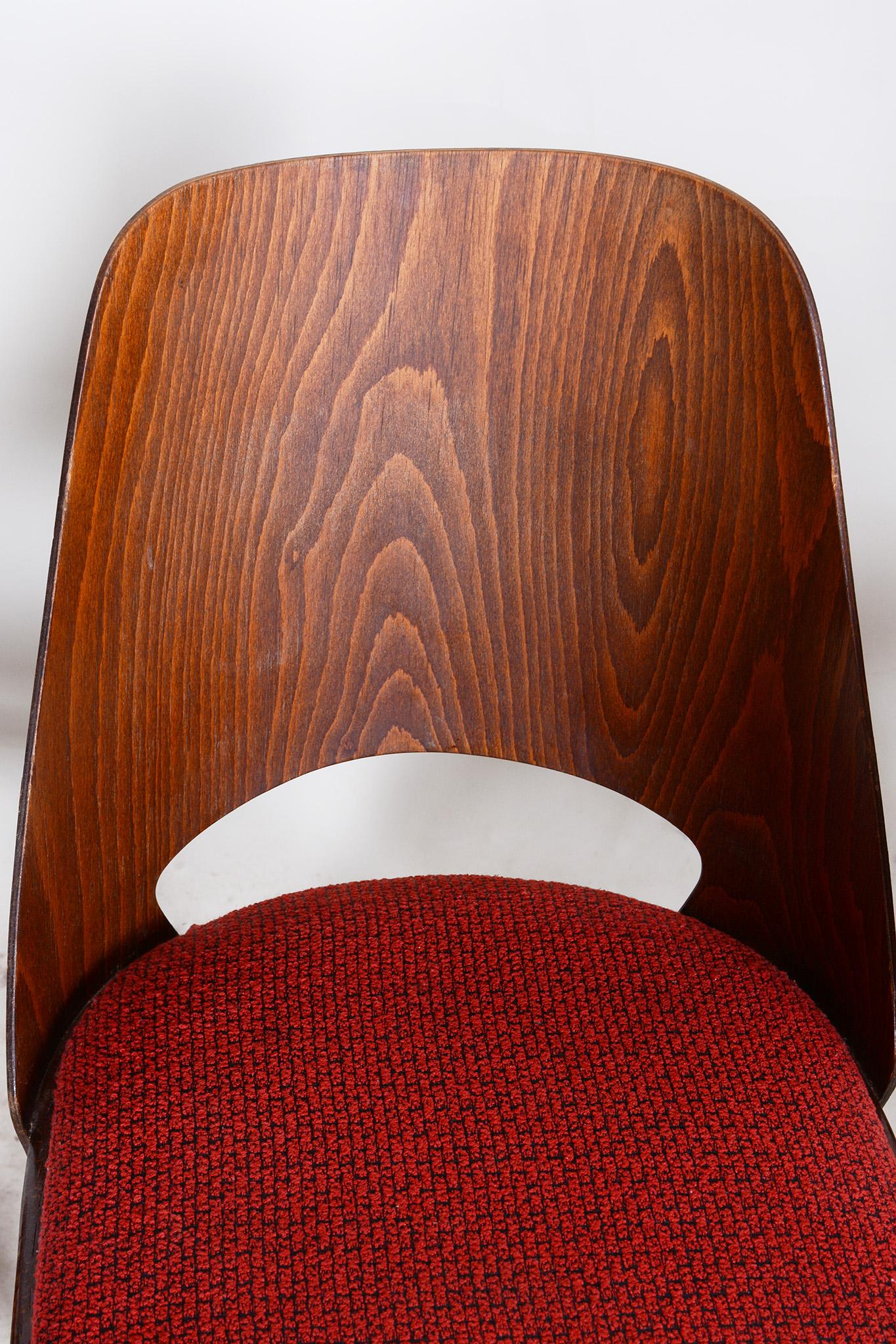 Tchèque Chaises tchèques en hêtre brun et rouge bien conservées par Oswald Haerdtl, 4 pièces, années 1950 en vente