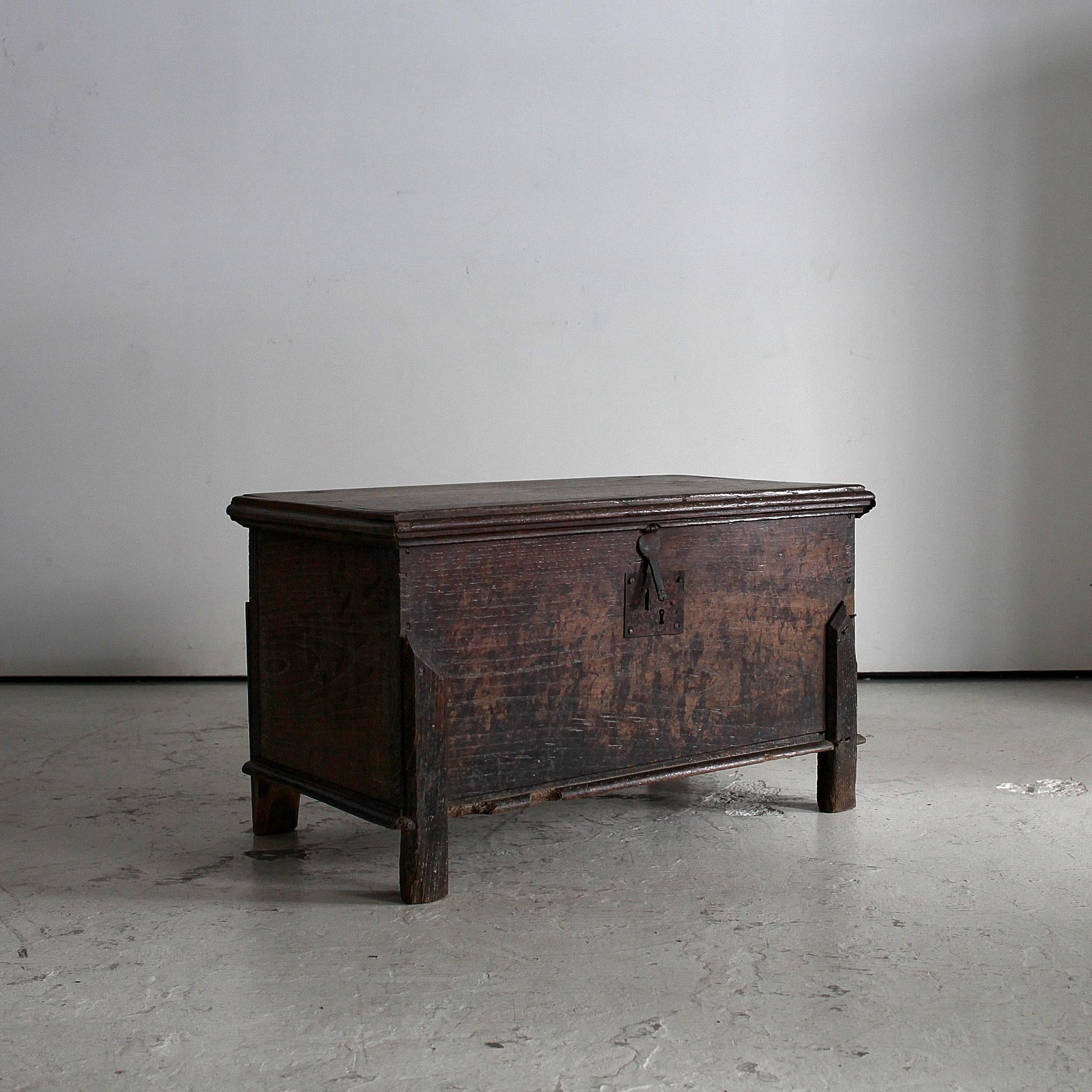 A well proportioned northern Portuguese chestnut coffer from the early 19th C.

Heavily patinated with a strong utilitarian design.