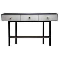 Consola Welland, by AMBROZIA, Nogal Ebonizado, Shagreen, Terciopelo y Cristal Bronce