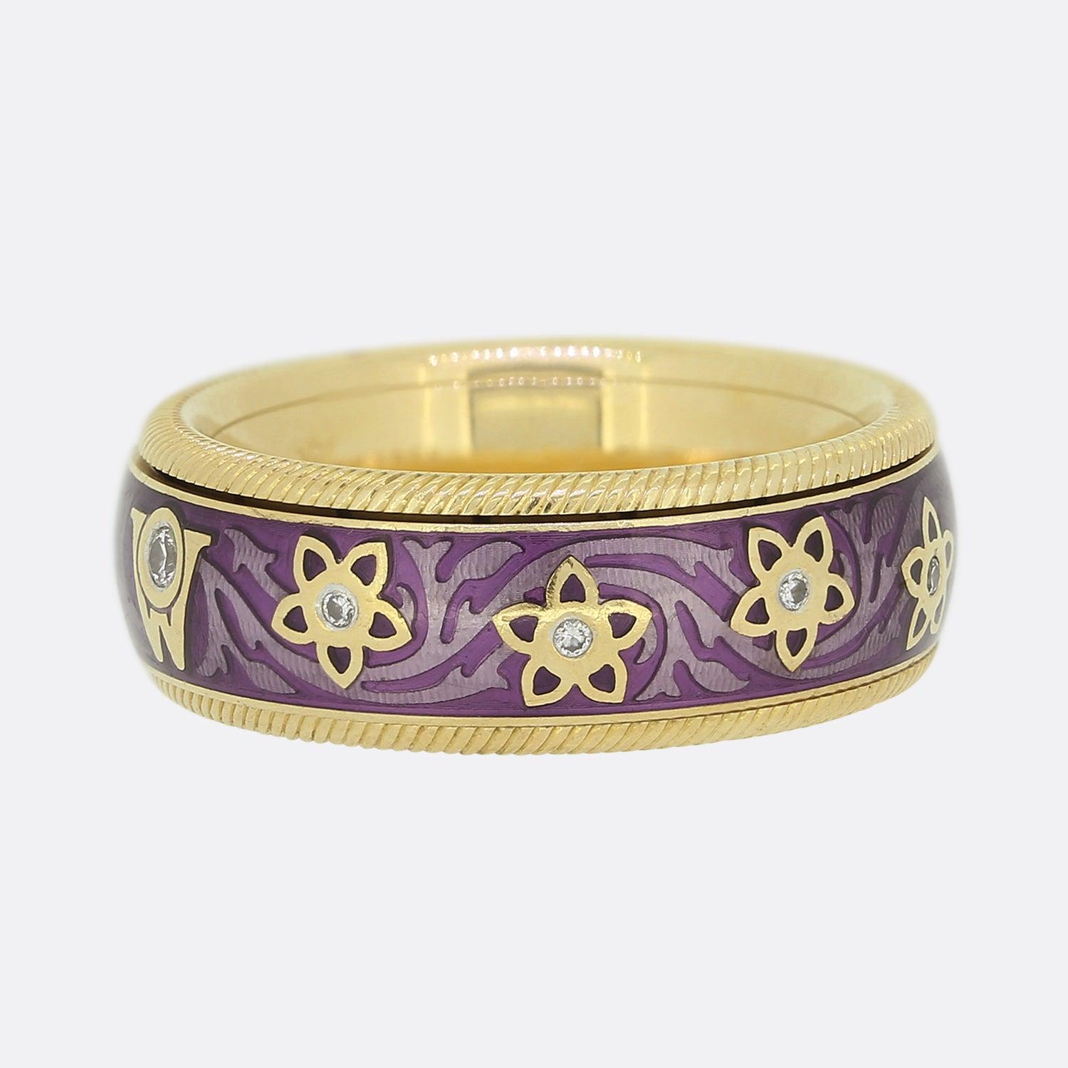Here we have an 18ct yellow gold ring from the iconic German jewellery designer, Wellendorff. The ring features two sections which allows the band to freely spin amidst an upper and lower roped bordering whilst the shank stays still and comfortable