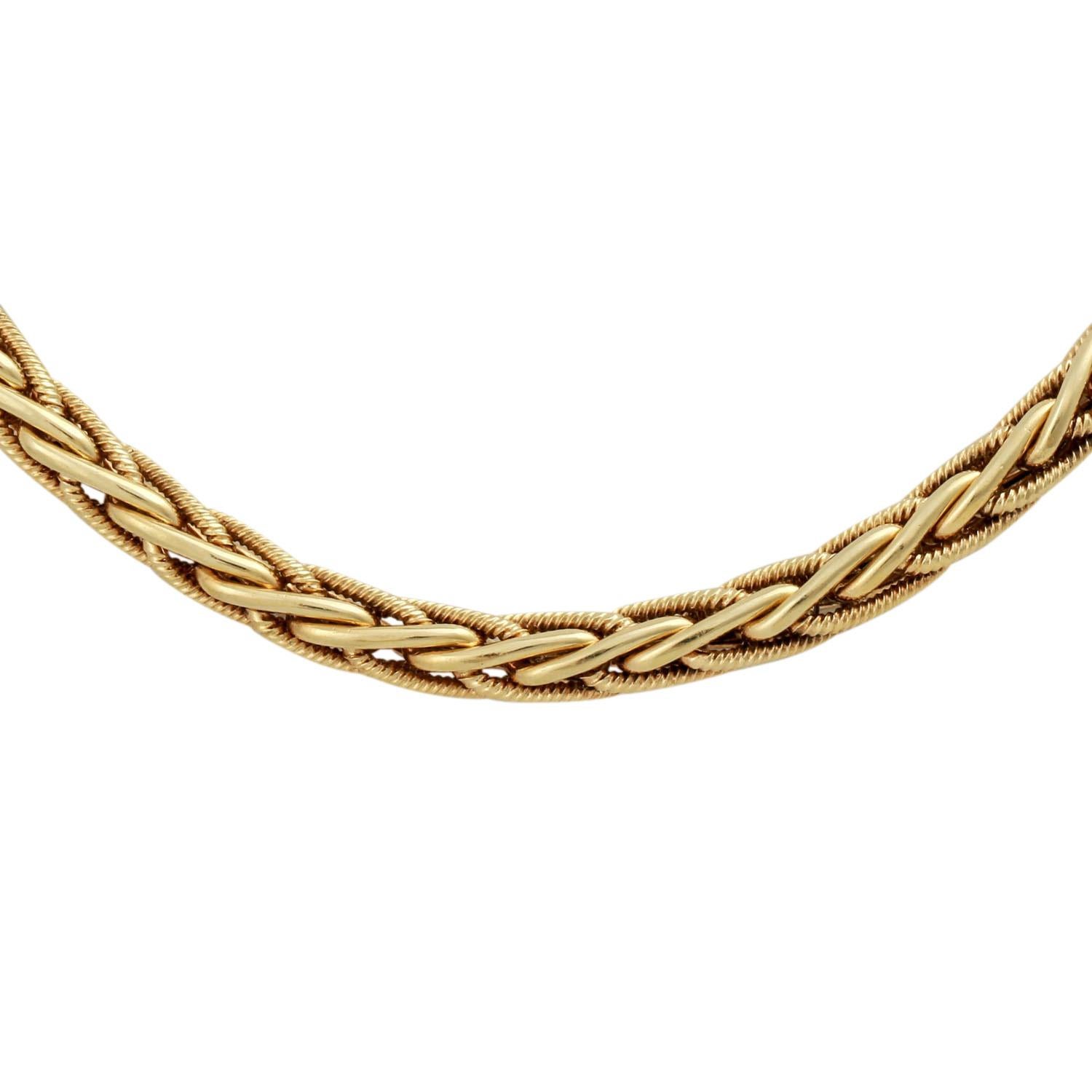 WELLENDORFF Kette, GG 14K, 72,1 g, L: 85 cm, Fantasiemuster aus glattem Draht und mit Kordelstruktur, 2. H. 20. Jahrhundert, guter Zustand, mit Weißgold-Logo W mit Diamant.


WELLENDORFF Halskette, 14K Gelbgold, 72,1 g, L: 85 cm, 2. Hälfte des 20.