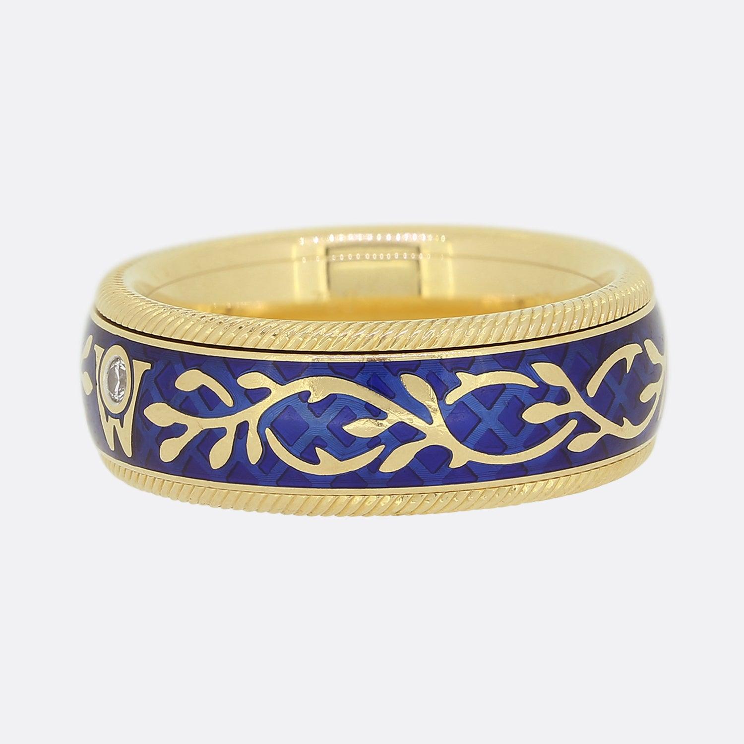 Here we have an 18ct yellow gold ring from the German jewellery designer, Wellendorff. The ring features two sections which allows the band to freely spin amidst an upper and lower roped bordering whilst the shank stays still and comfortable on the