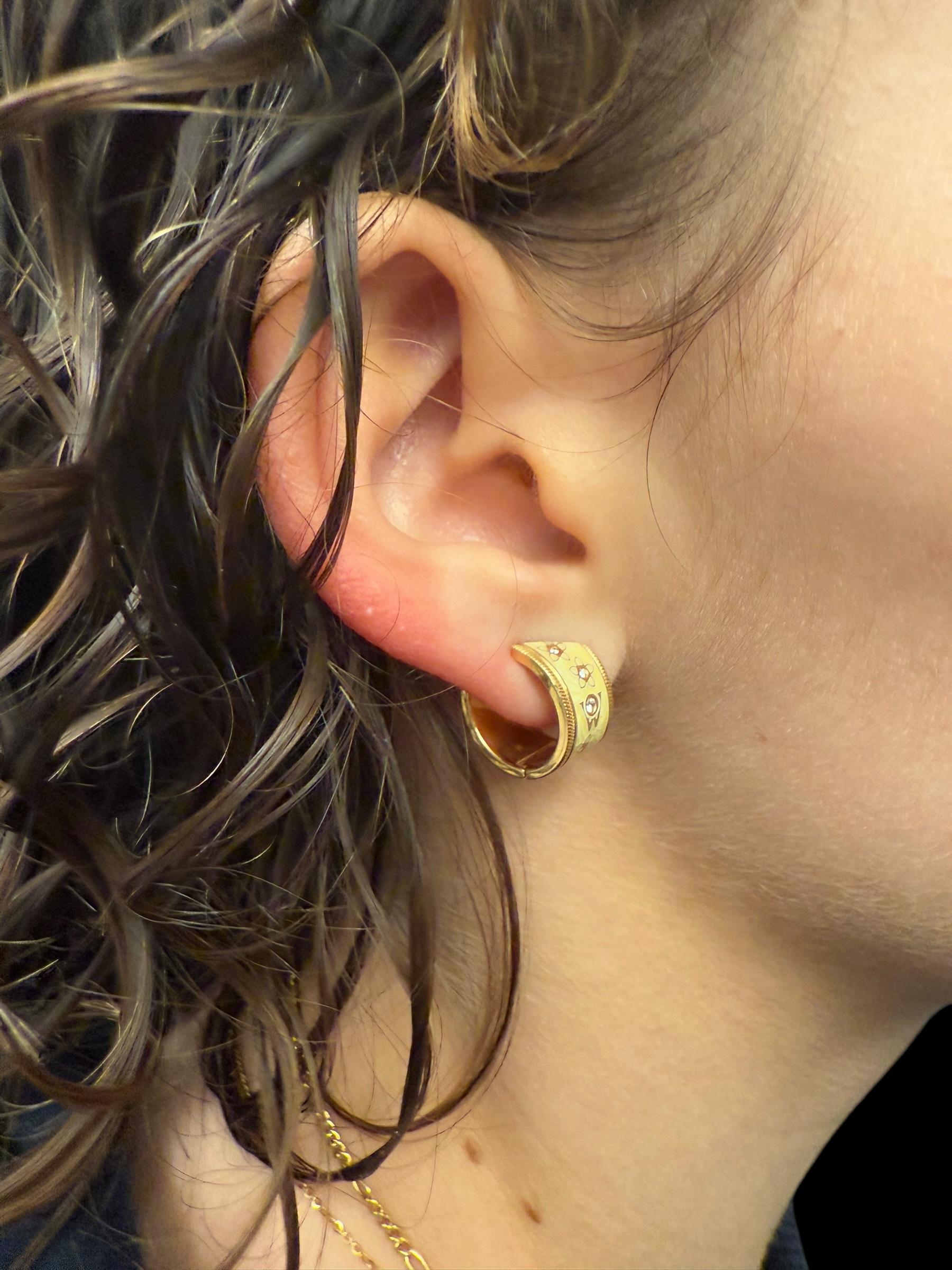 Wellendorff Creolen Chokotwist Gelbgold mit zweifarbiger Emaille und Diamanten im Angebot 5