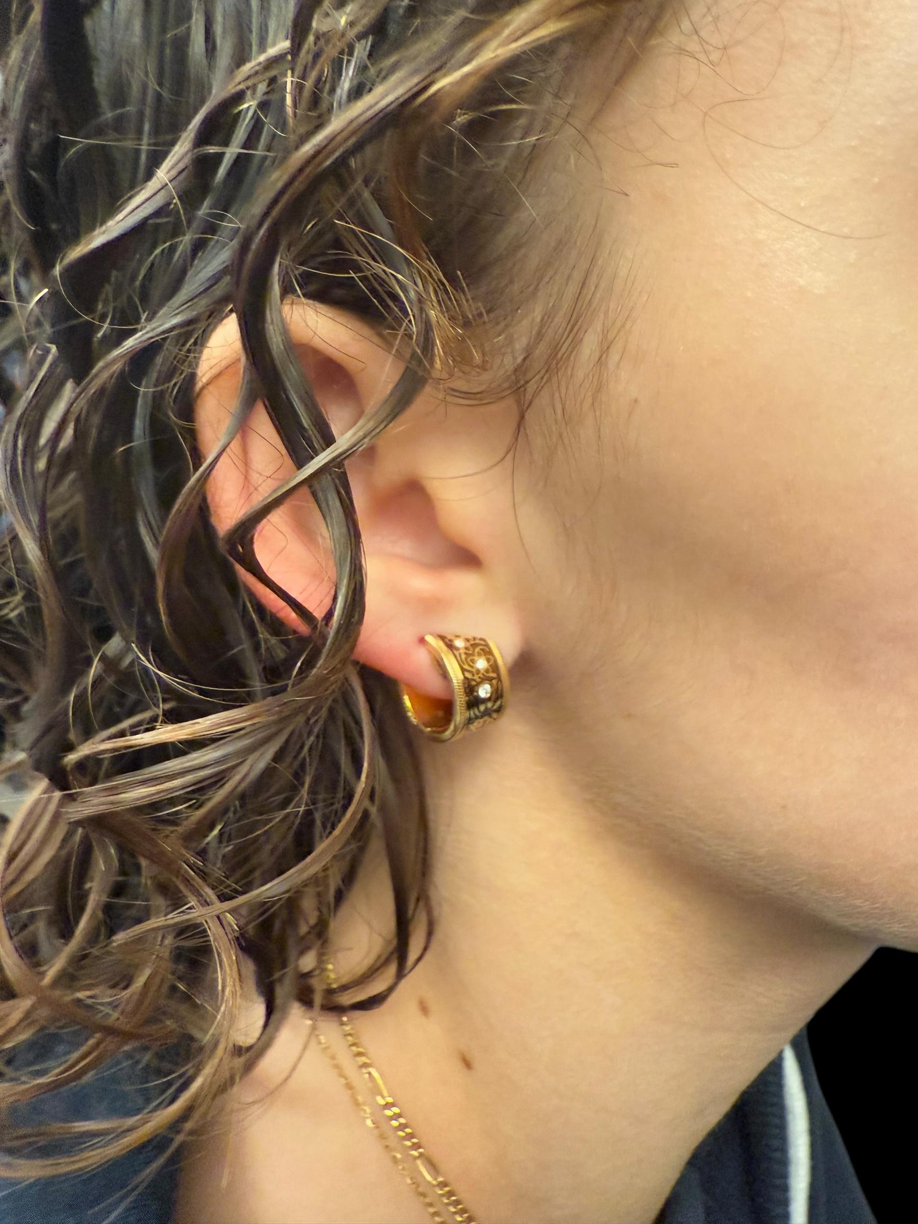 Wellendorff Creolen Chokotwist Gelbgold mit zweifarbiger Emaille und Diamanten im Angebot 7