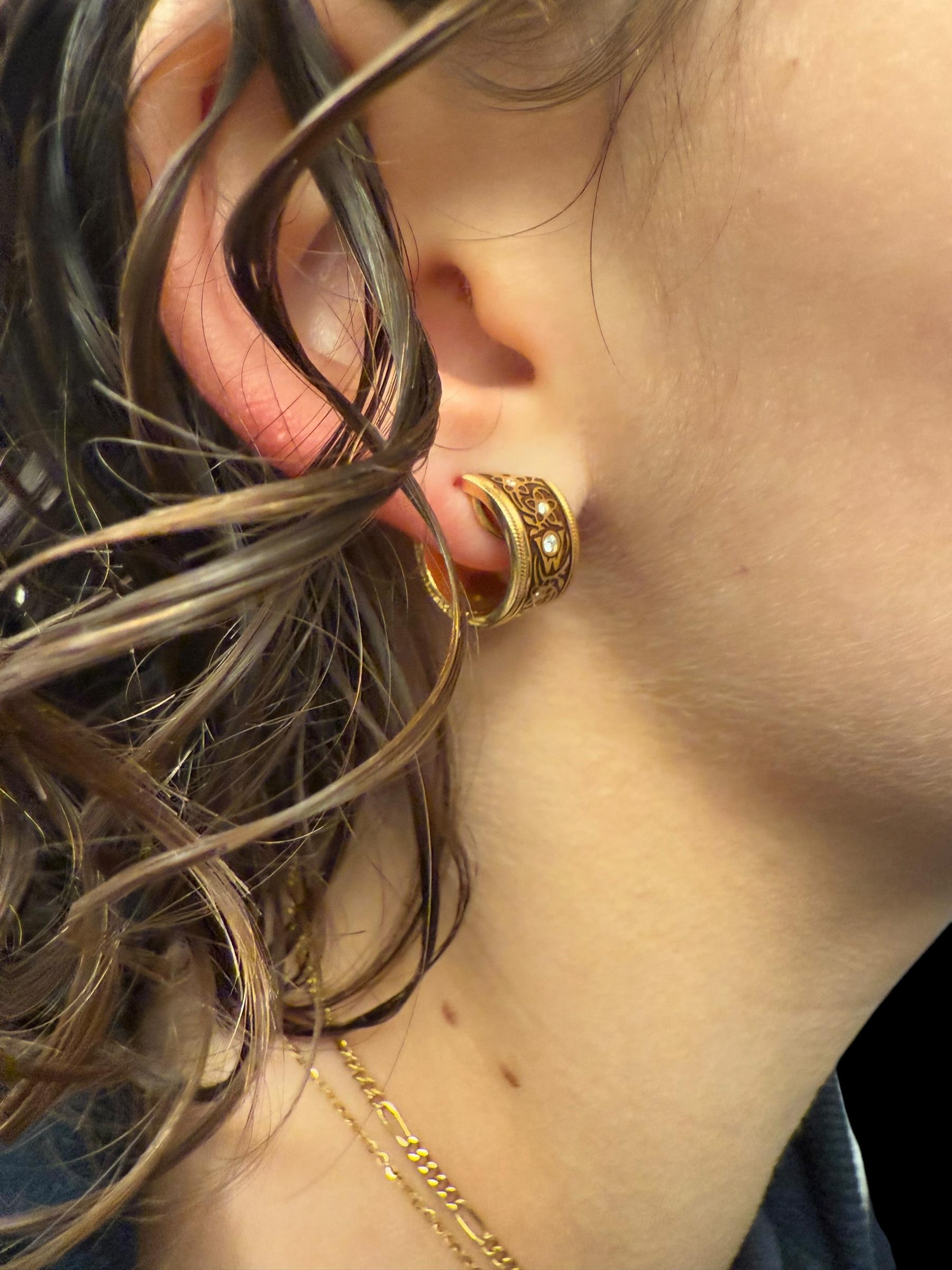 Wellendorff Creolen Chokotwist Gelbgold mit zweifarbiger Emaille und Diamanten im Angebot 9