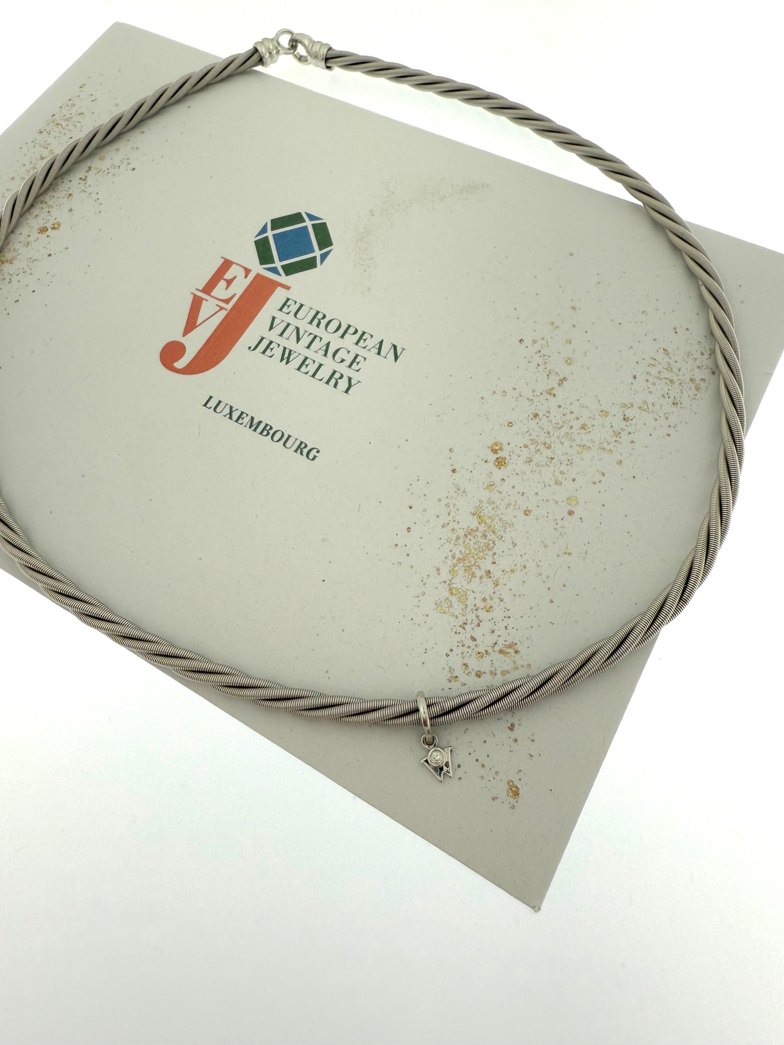 La collana Wellendorff in oro bianco intrecciato è un capolavoro di alta gioielleria, realizzata in oro bianco 18 carati, che incarna l'eleganza e la precisione tipiche del marchio. Progettata per riflettere la perfetta armonia tra artigianato e