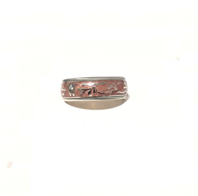 18k Weiß- und Gelbgold 
Rosa Emaille 
Diamant 0,02ctw 
Größe 8
Besondere Merkmale: 	
Ring ist drehbar 
66679