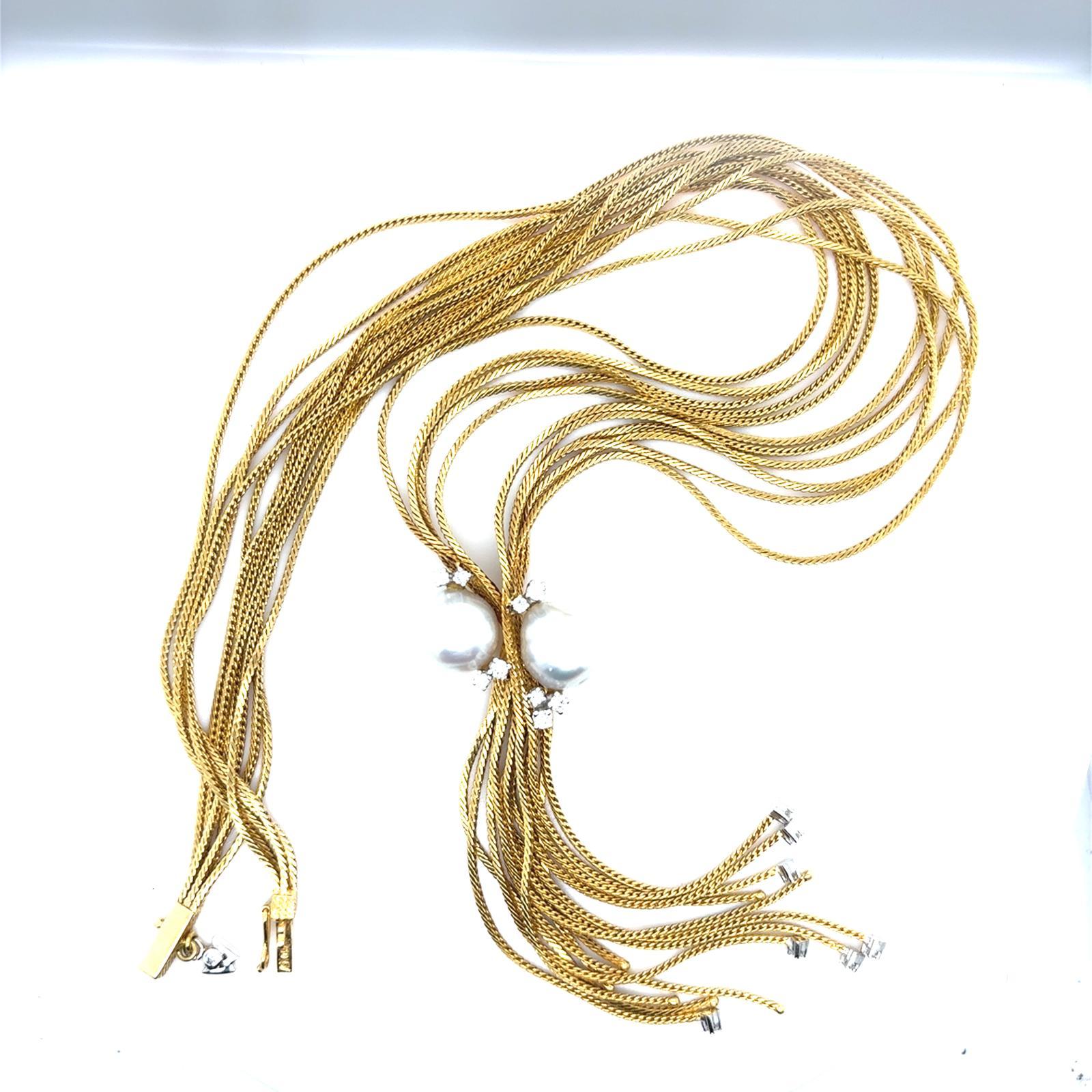 Collier en or jaune 18 carats, perles et diamants, Wellendorff, circa 1980

Ce collier vintage multibrins est composé de 14 brins dont la moitié se termine par un diamant rond de taille brillante serti sur griffes.

Le collier est serti aux trois