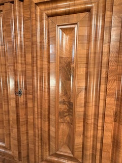 Wellenschrank from Zurich, 1720, Walnut veneer