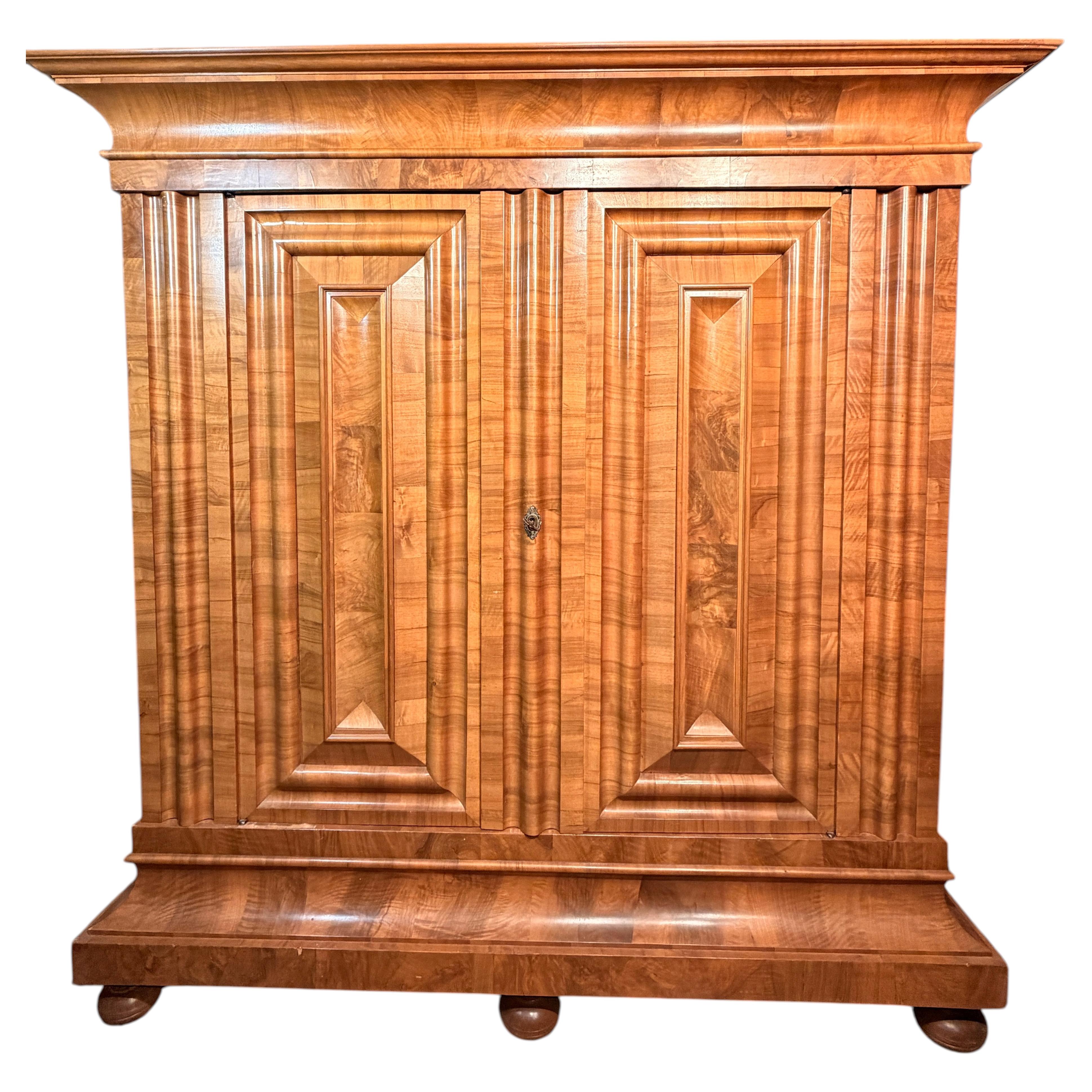 Wellenschrank from Zurich, 1720, Walnut veneer For Sale