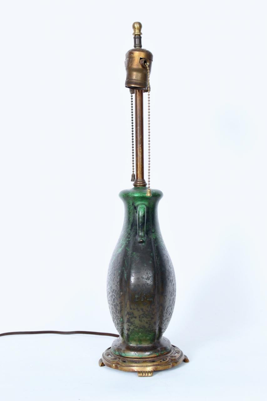 Weller Ceramics Coppertone Series Tischlampe aus grüner und schwarzer Keramik, um 1920 im Zustand „Gut“ im Angebot in Bainbridge, NY
