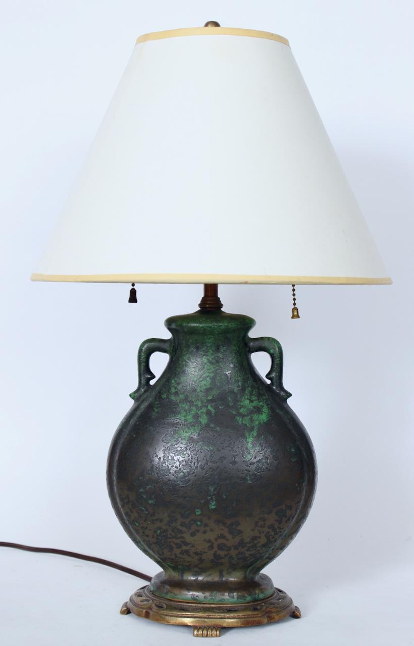 Weller Ceramics Coppertone Series Tischlampe aus grüner und schwarzer Keramik, um 1920 (Metall) im Angebot