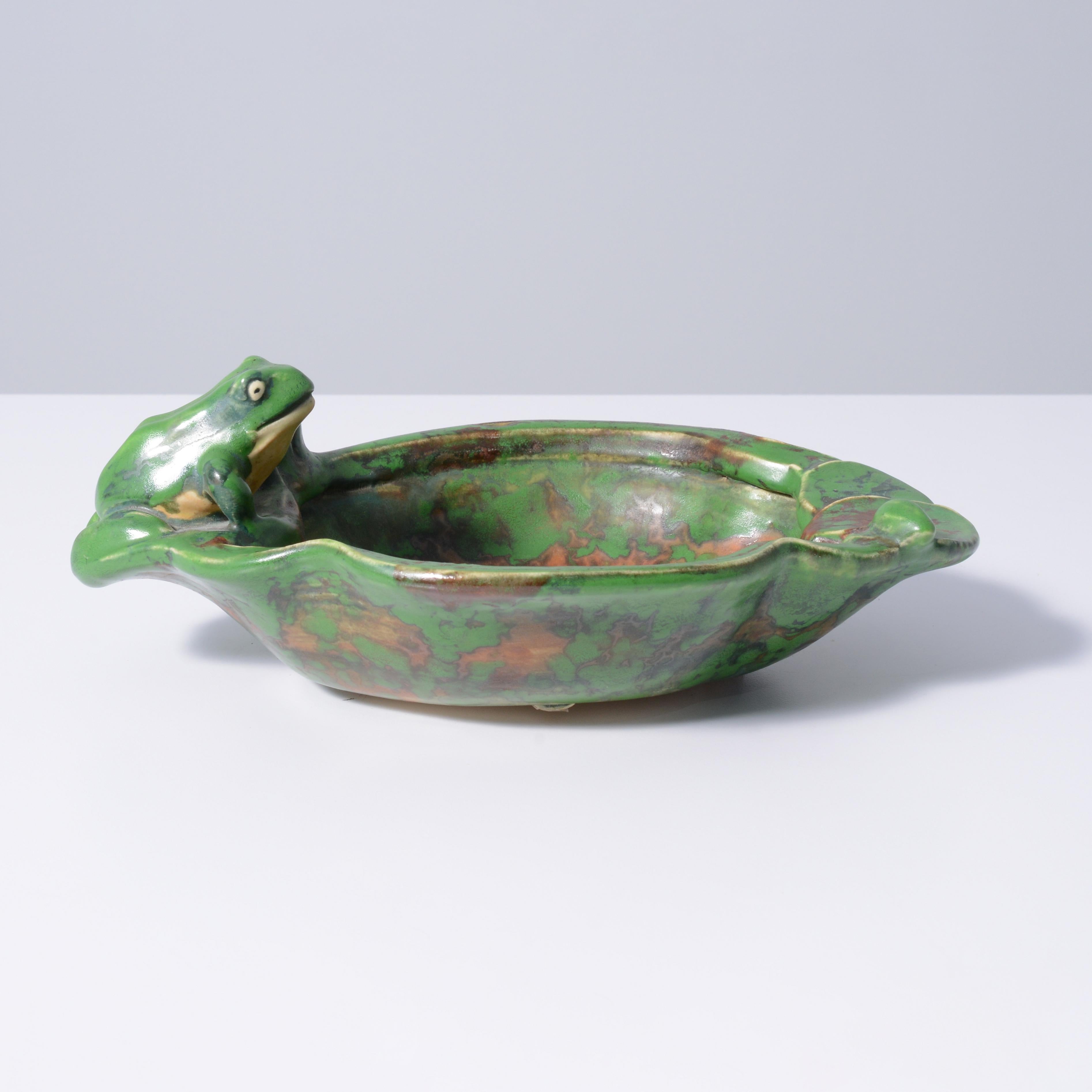 Künstler/Designer; Hersteller: Rudolph Lorber (1873-1952); Weller Pottery Co.
Markierung(en); Anmerkungen: 30, Label
MATERIALIEN: Keramik
Abmessungen (H, B, T): 4 